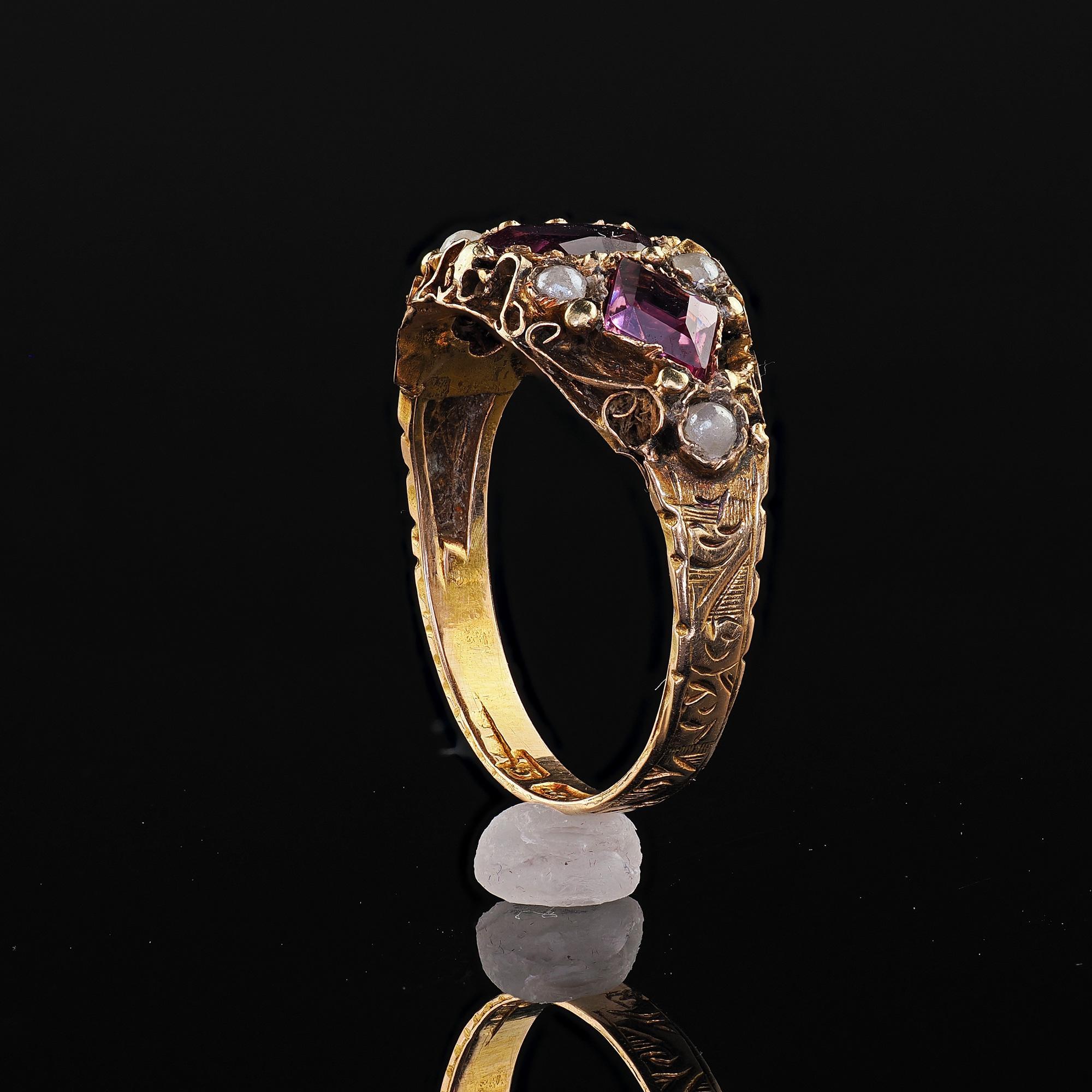 Antiguo anillo victoriano inglés de oro amarillo de 15 quilates con granate rodolita y perla grabada en venta 4