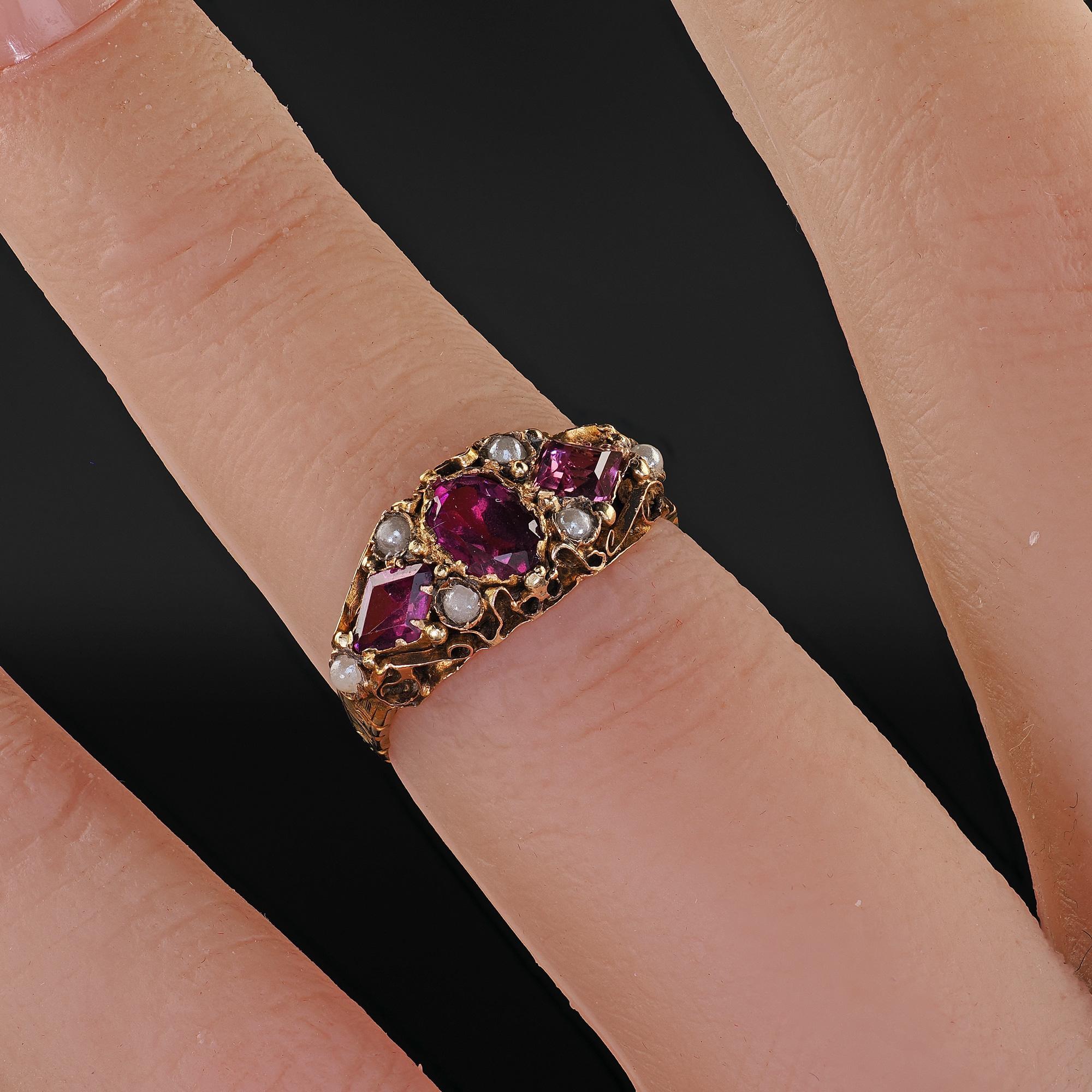 Antiguo anillo victoriano inglés de oro amarillo de 15 quilates con granate rodolita y perla grabada en venta 5