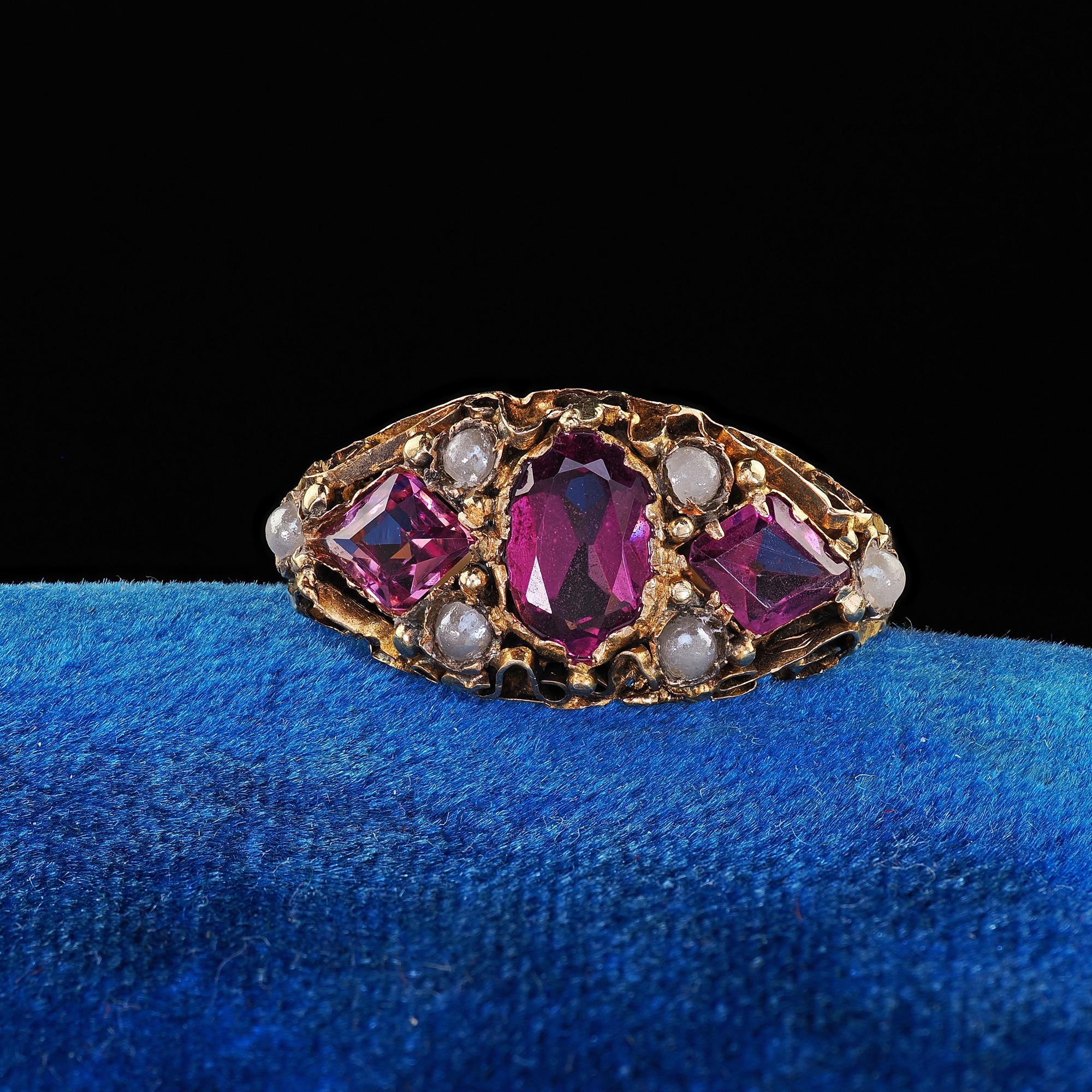 Precioso Anillo Victoriano Inglés Antiguo de Oro Amarillo de 15 K con Perla de Granate Rodolita Grabada. Este increíble anillo victoriano inglés de granate rodolita y perlas semilla está elaborado en oro amarillo de 15 quilates. Este anillo presenta