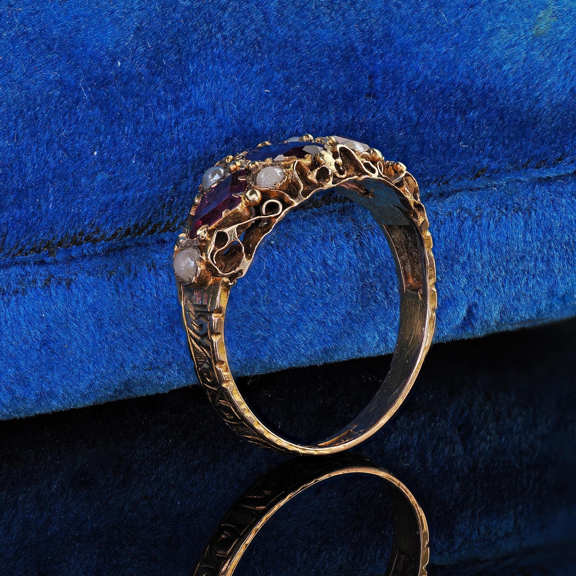 Antiguo anillo victoriano inglés de oro amarillo de 15 quilates con granate rodolita y perla grabada Victoriano en venta