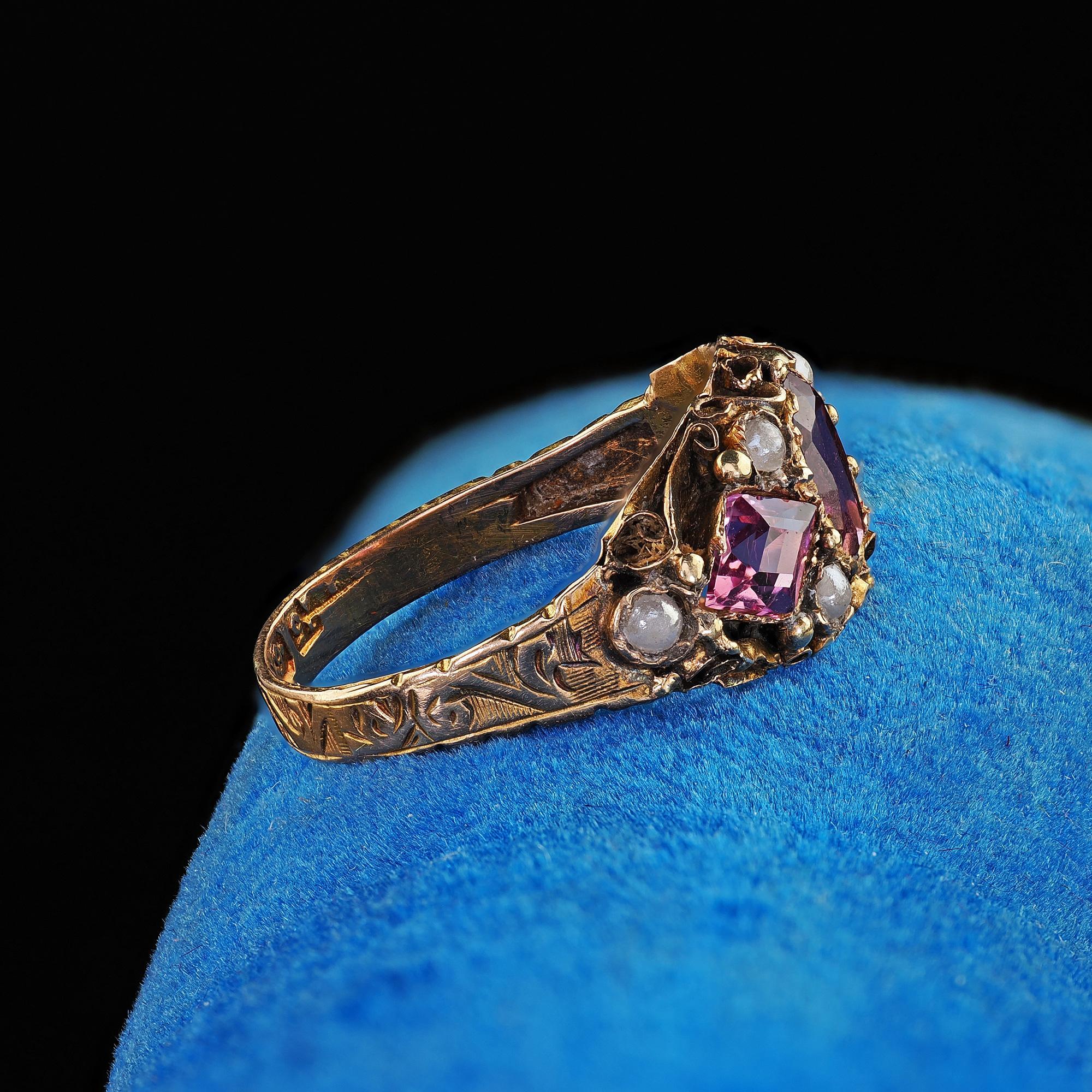 Antiguo anillo victoriano inglés de oro amarillo de 15 quilates con granate rodolita y perla grabada Corte mixto en venta