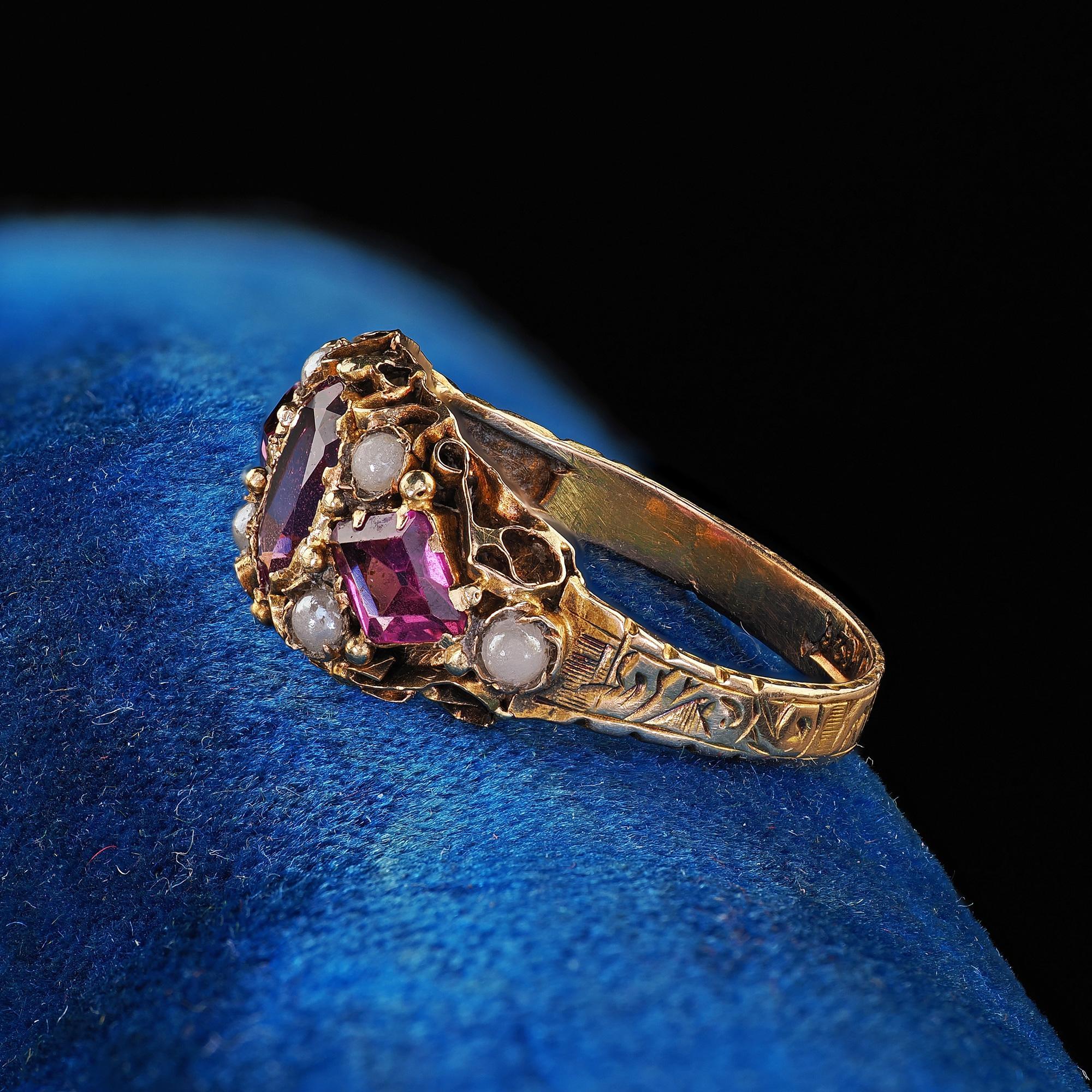 Antiguo anillo victoriano inglés de oro amarillo de 15 quilates con granate rodolita y perla grabada en Bueno estado para la venta en Great Neck, NY