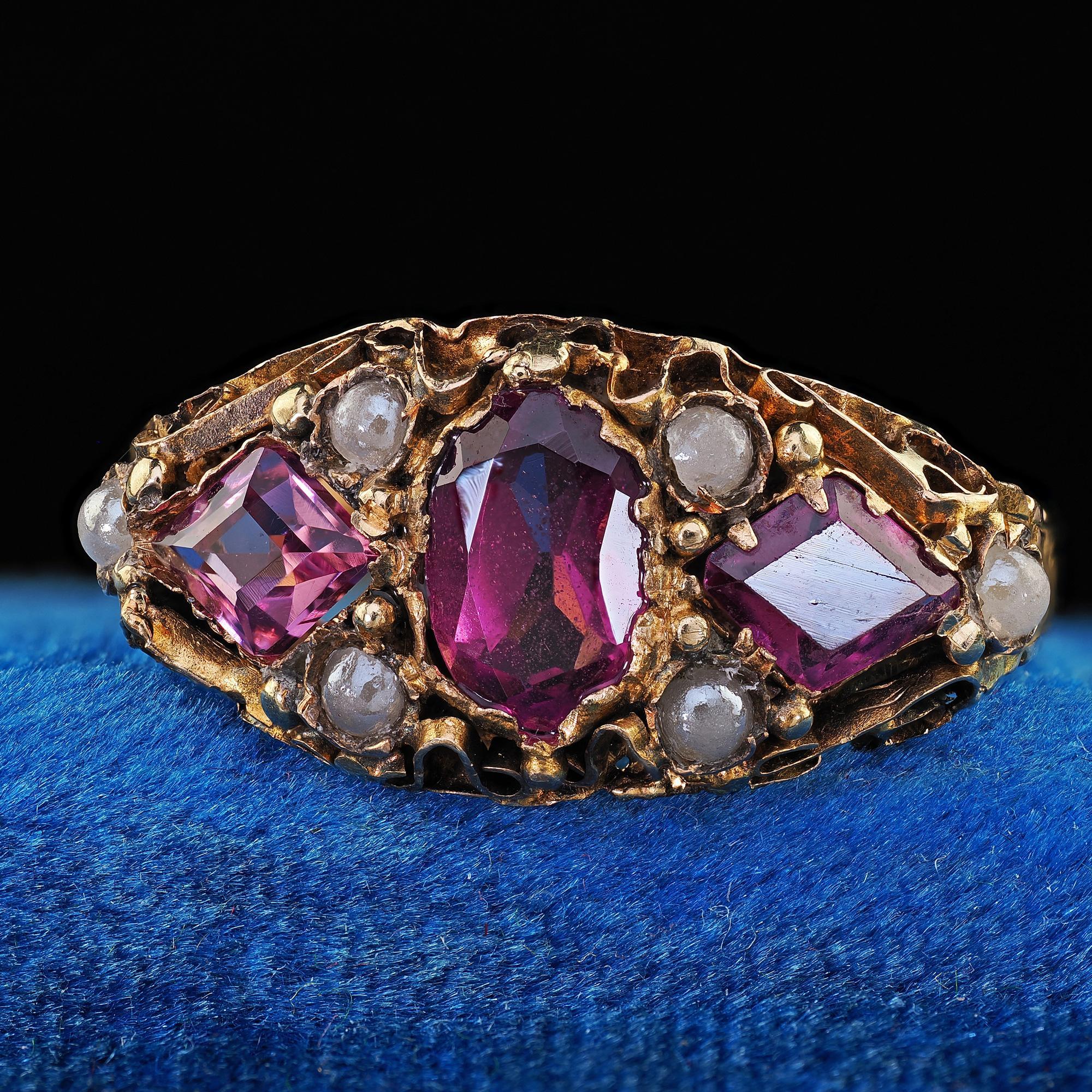 De las mujeres Antiguo anillo victoriano inglés de oro amarillo de 15 quilates con granate rodolita y perla grabada en venta