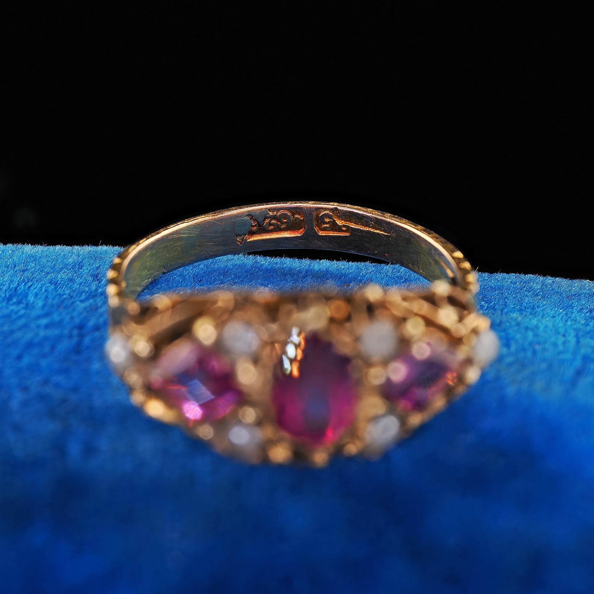 Antiguo anillo victoriano inglés de oro amarillo de 15 quilates con granate rodolita y perla grabada en venta 1