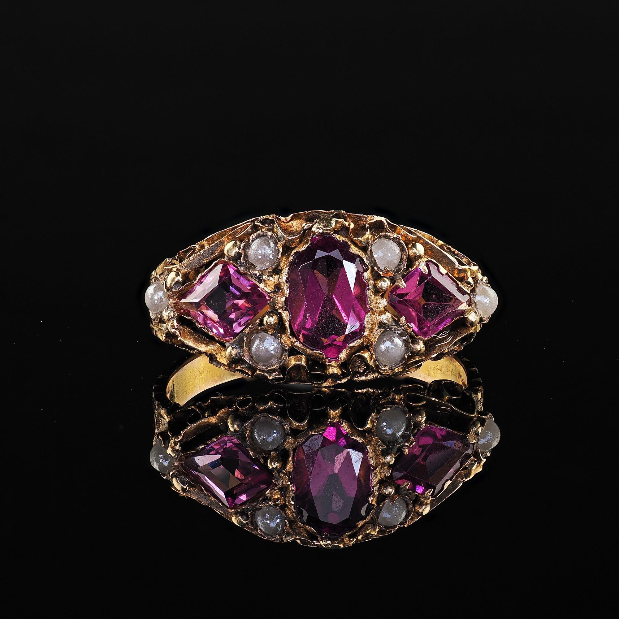 Antiguo anillo victoriano inglés de oro amarillo de 15 quilates con granate rodolita y perla grabada en venta 2