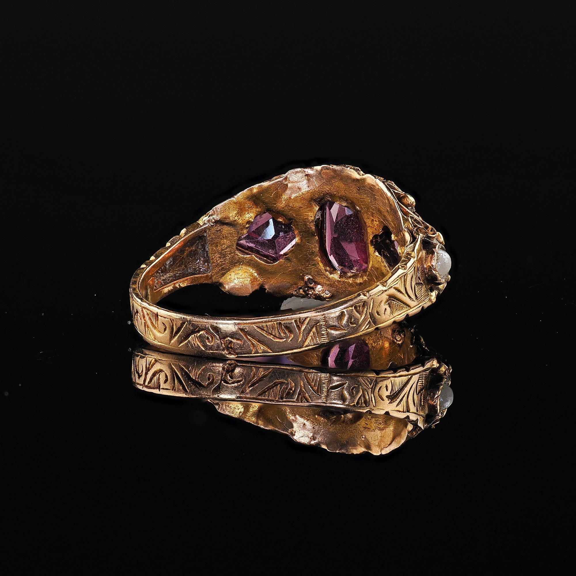 Antiguo anillo victoriano inglés de oro amarillo de 15 quilates con granate rodolita y perla grabada en venta 3