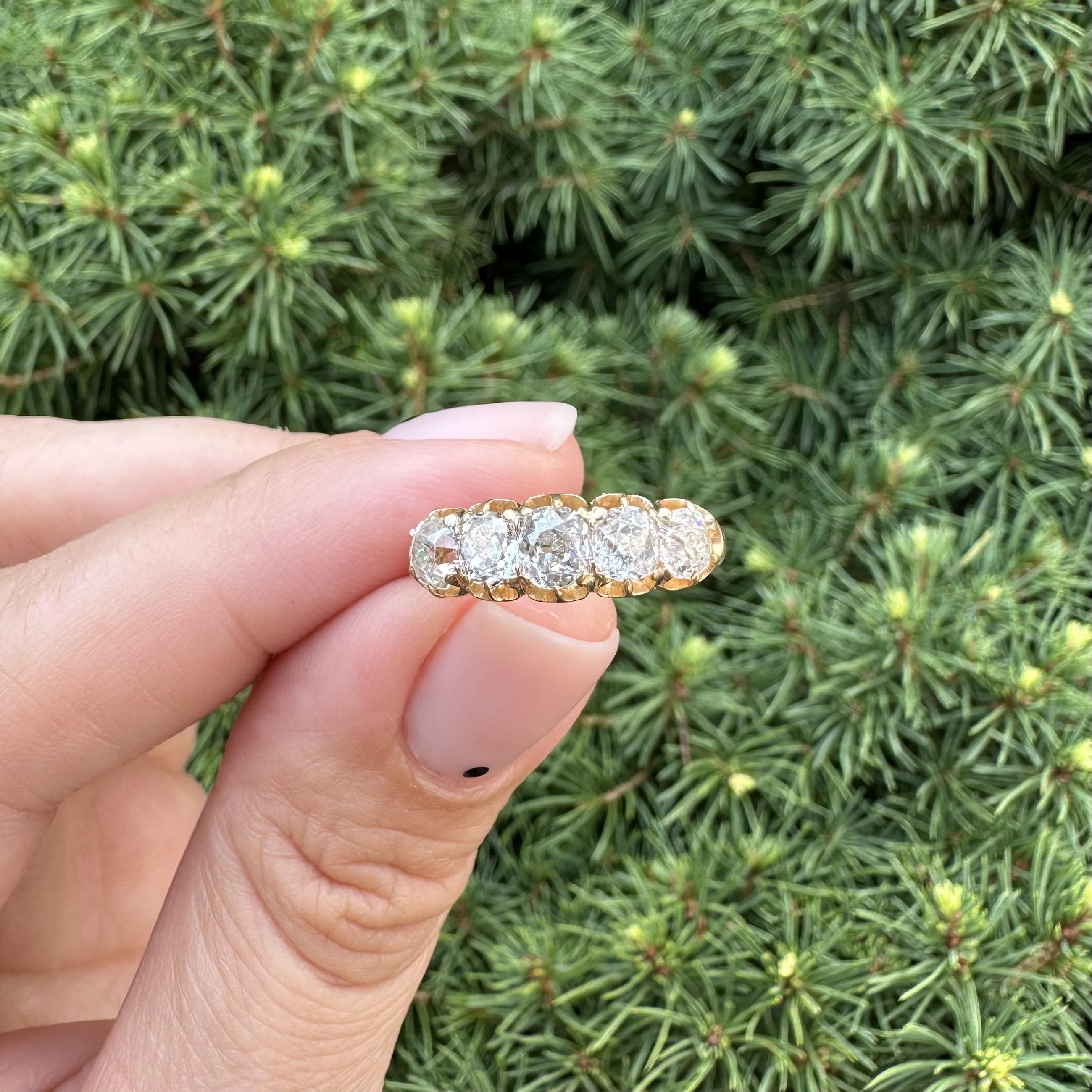 Antiguo anillo victoriano inglés de oro de 18 quilates de 1,7 quilates con 5 diamantes de la antigua mina en venta 6