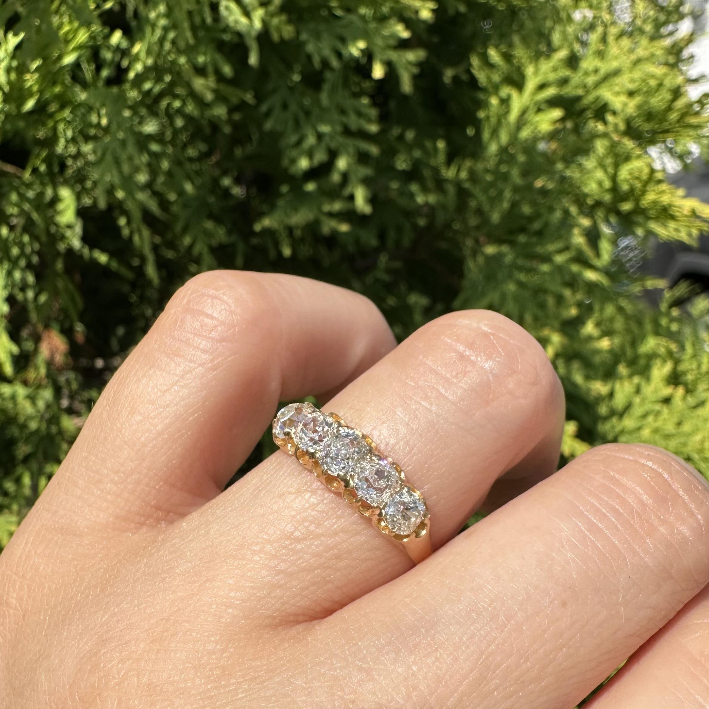 De las mujeres Antiguo anillo victoriano inglés de oro de 18 quilates de 1,7 quilates con 5 diamantes de la antigua mina en venta