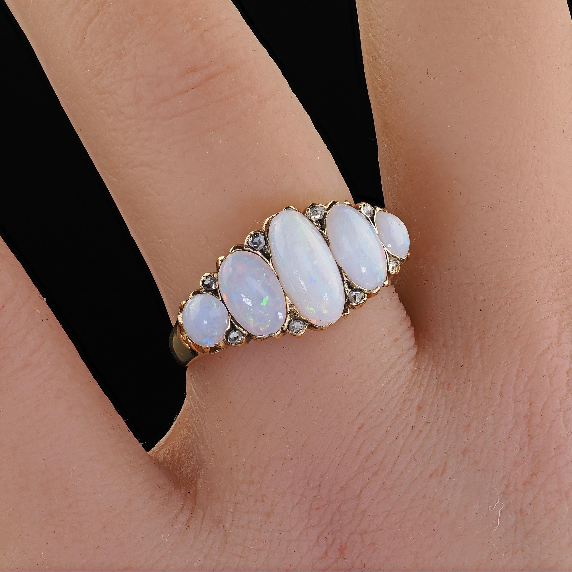 Ancienne bague victorienne anglaise en or jaune 18K à cinq pierres, opale et diamant en vente 5