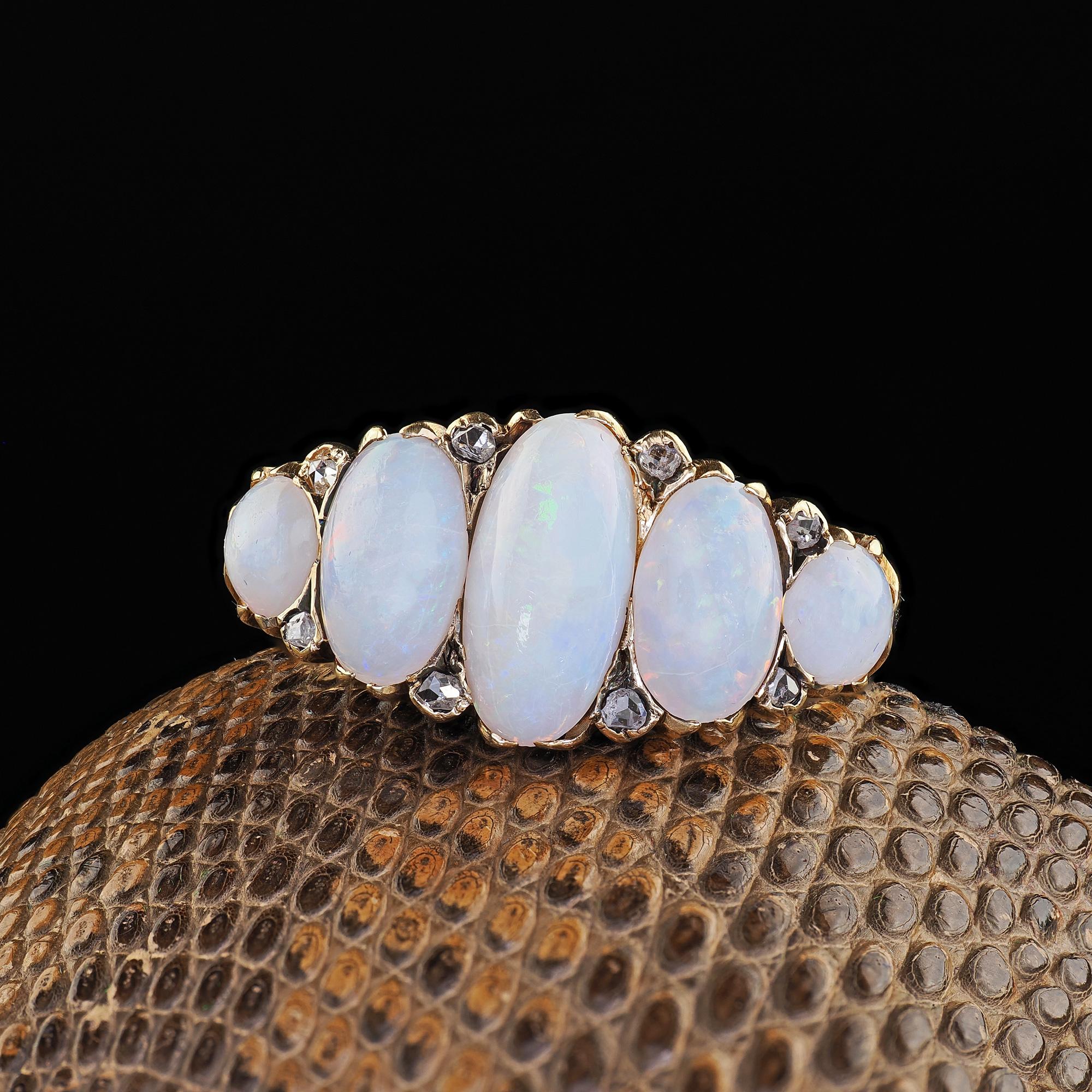 Magnifique bague victorienne anglaise en or jaune 18 carats à cinq pierres en opale et diamant. Cette magnifique bague victorienne anglaise à cinq pierres, composée d'opales et de diamants, est réalisée en or jaune 18 carats. La bague comporte cinq