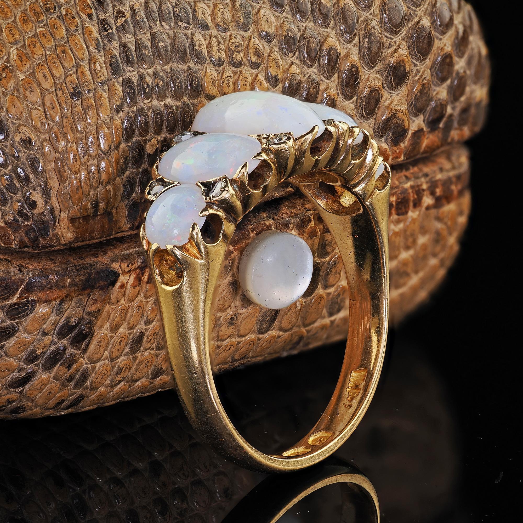 Victorien Ancienne bague victorienne anglaise en or jaune 18K à cinq pierres, opale et diamant en vente
