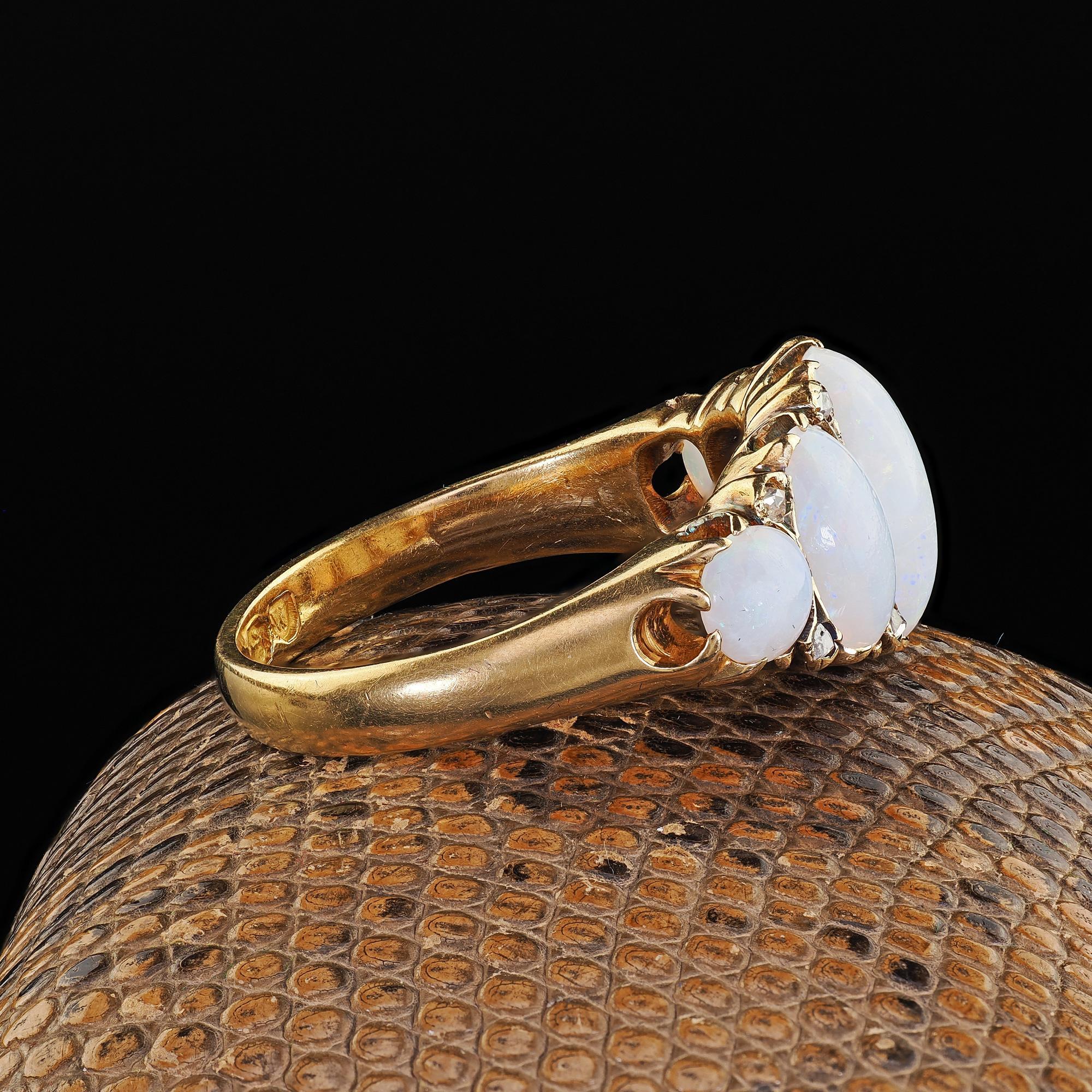 Taille cabochon Ancienne bague victorienne anglaise en or jaune 18K à cinq pierres, opale et diamant en vente