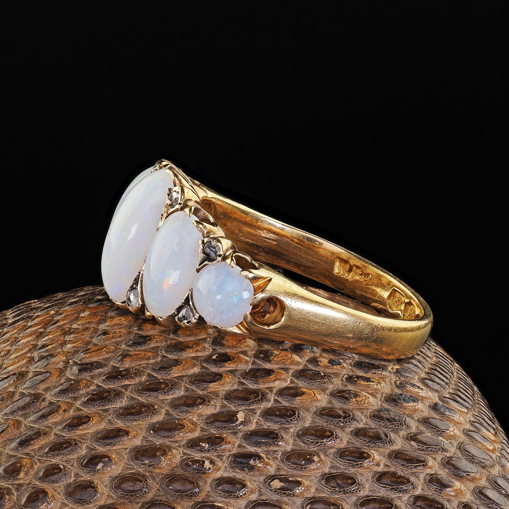 Ancienne bague victorienne anglaise en or jaune 18K à cinq pierres, opale et diamant Bon état - En vente à Great Neck, NY