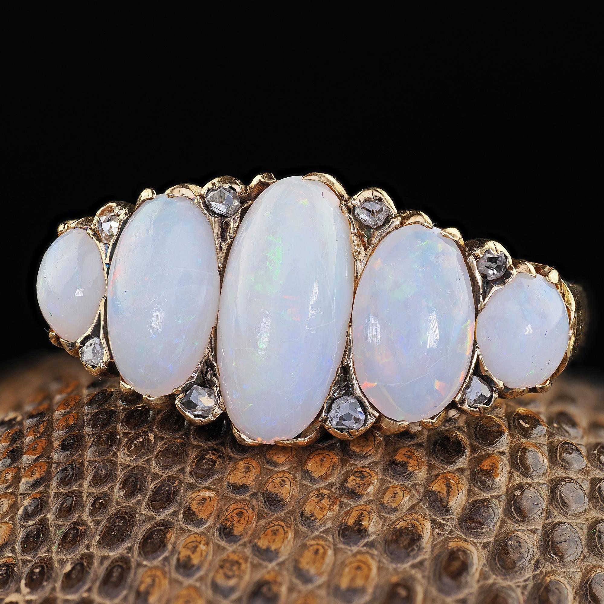 Ancienne bague victorienne anglaise en or jaune 18K à cinq pierres, opale et diamant Pour femmes en vente
