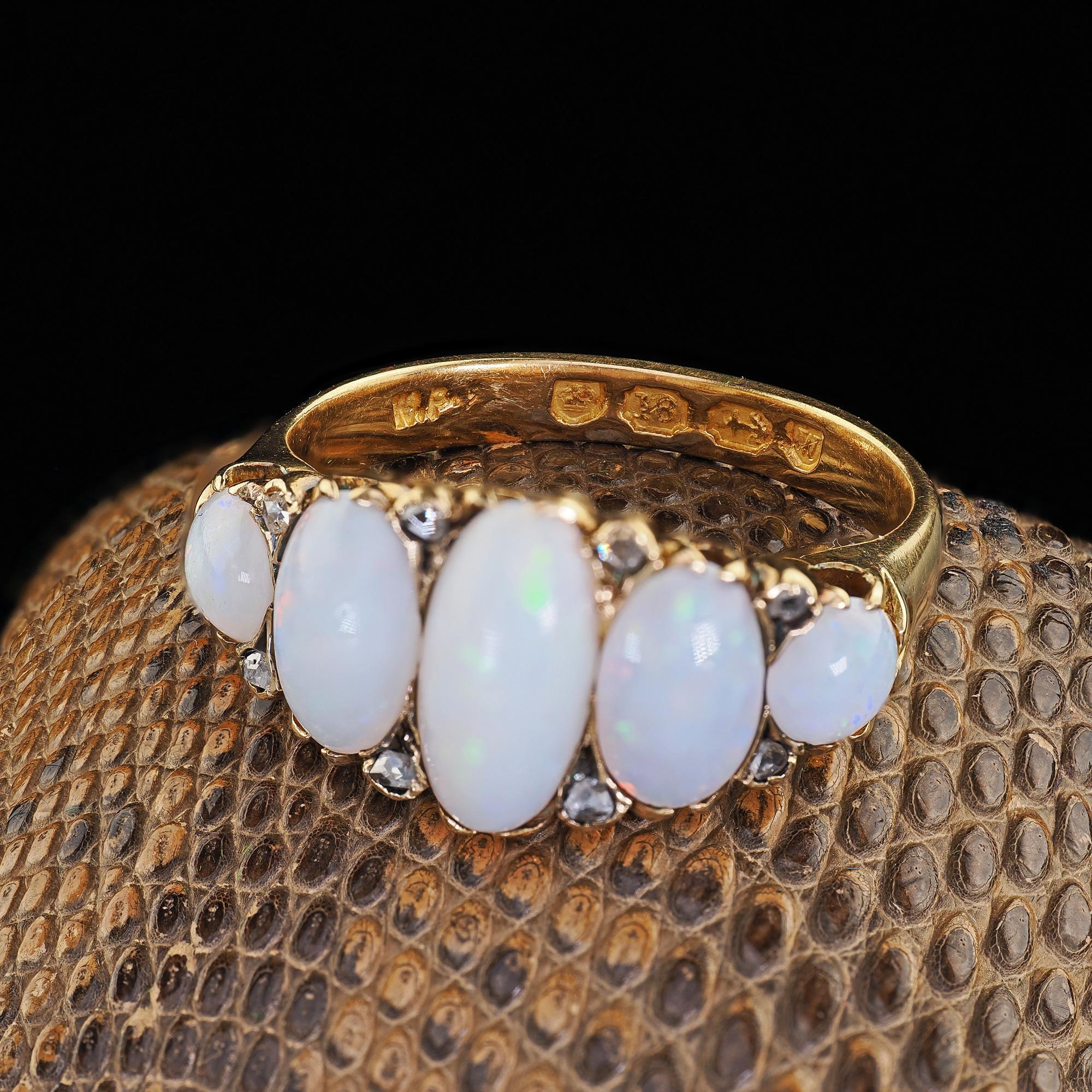 Ancienne bague victorienne anglaise en or jaune 18K à cinq pierres, opale et diamant en vente 1