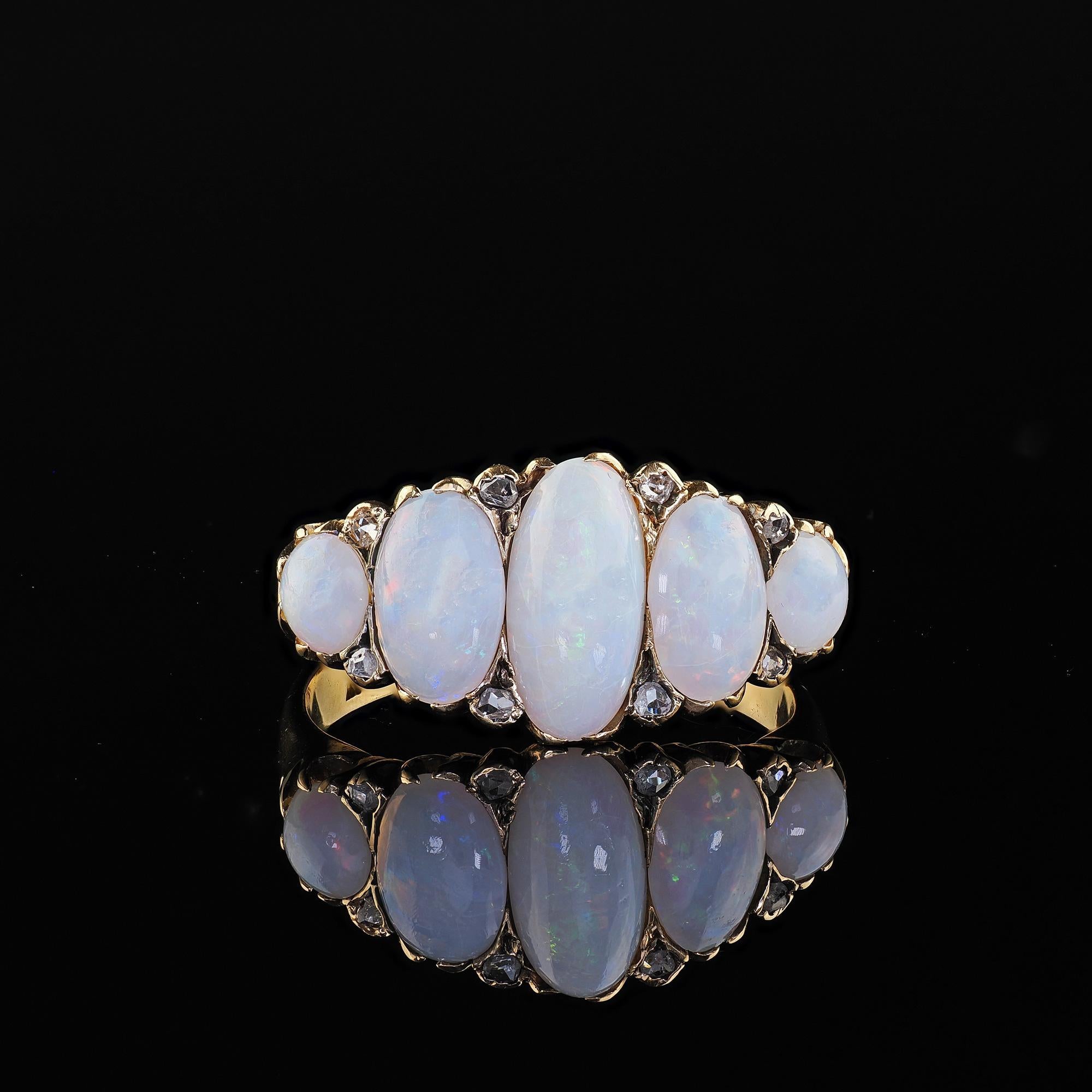 Ancienne bague victorienne anglaise en or jaune 18K à cinq pierres, opale et diamant en vente 2