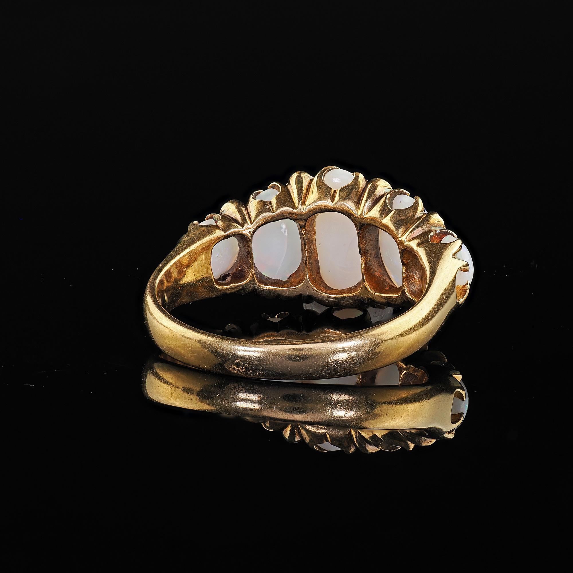 Ancienne bague victorienne anglaise en or jaune 18K à cinq pierres, opale et diamant en vente 3