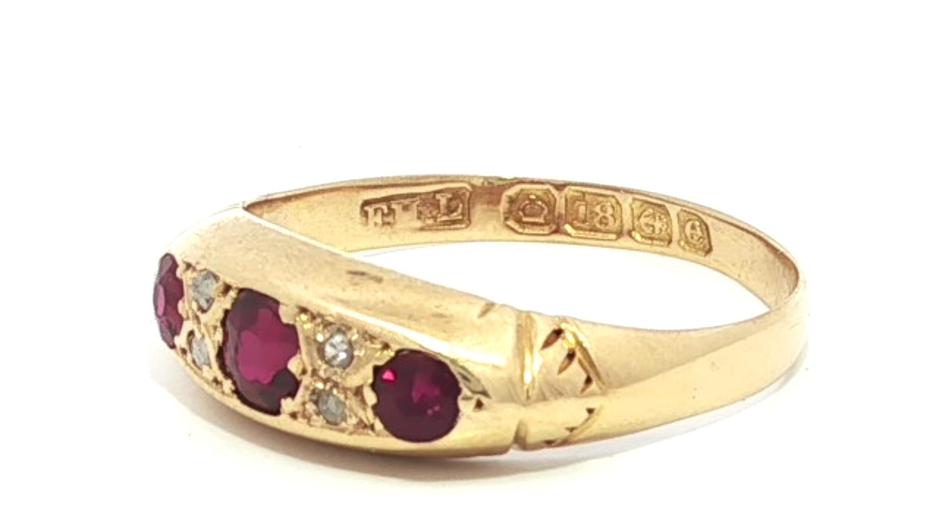 Antico anello vittoriano inglese in oro giallo 18 carati con pietra rossa e diamanti in vendita 4