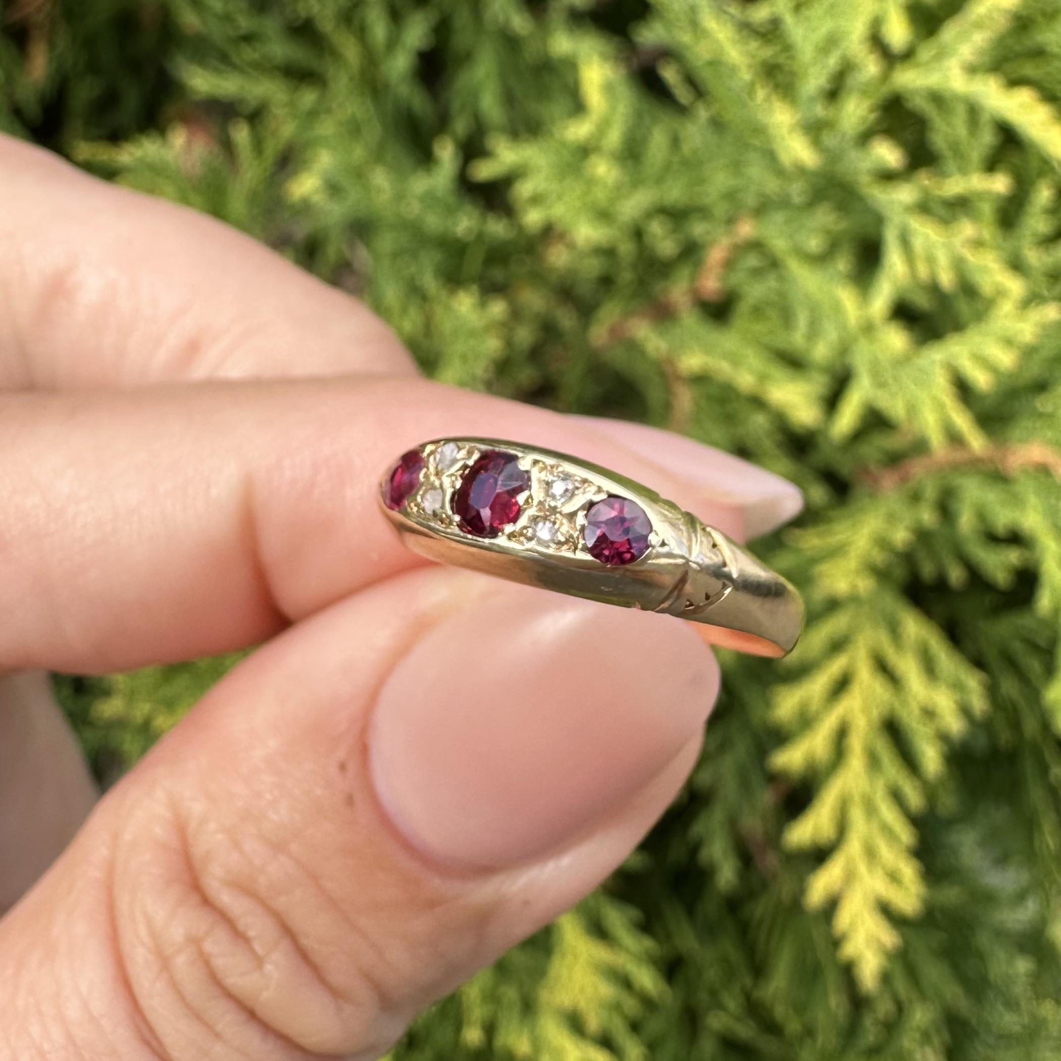 Antico anello vittoriano inglese in oro giallo 18 carati con pietra rossa e diamanti in vendita 5