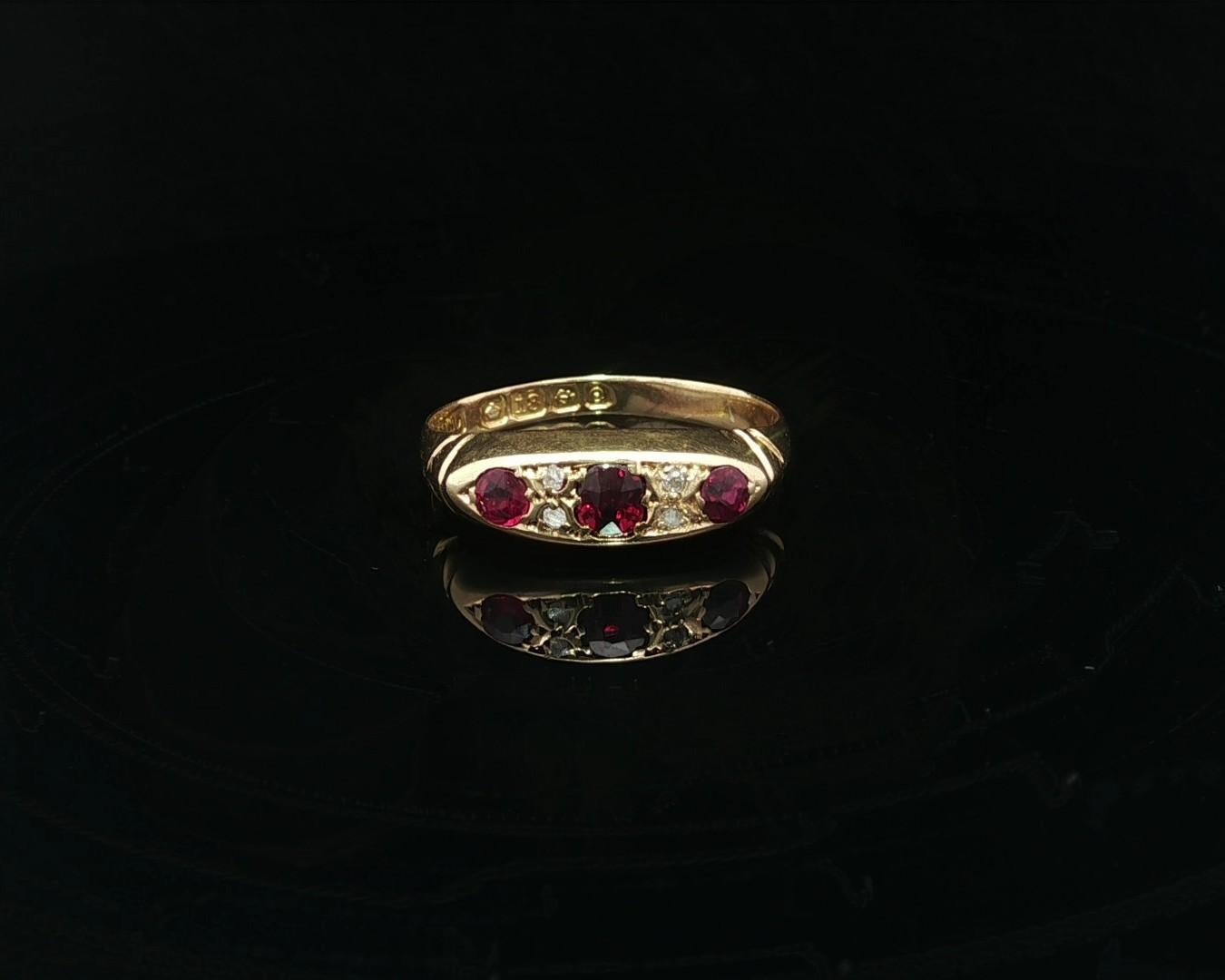 Antico anello vittoriano inglese in oro giallo 18 carati con pietra rossa e diamanti in vendita 6