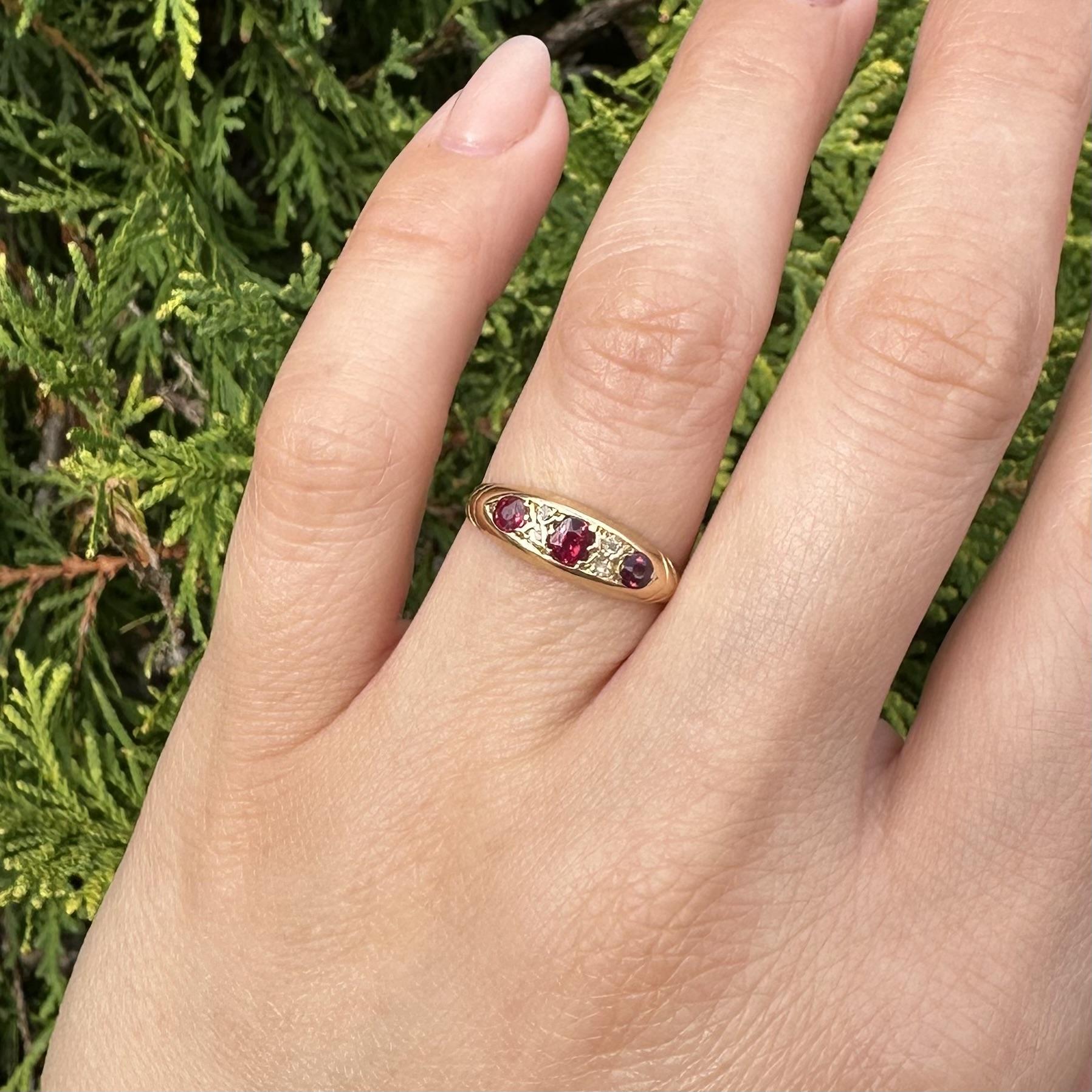 Antico anello vittoriano inglese in oro giallo 18 carati con pietra rossa e diamanti in vendita 9