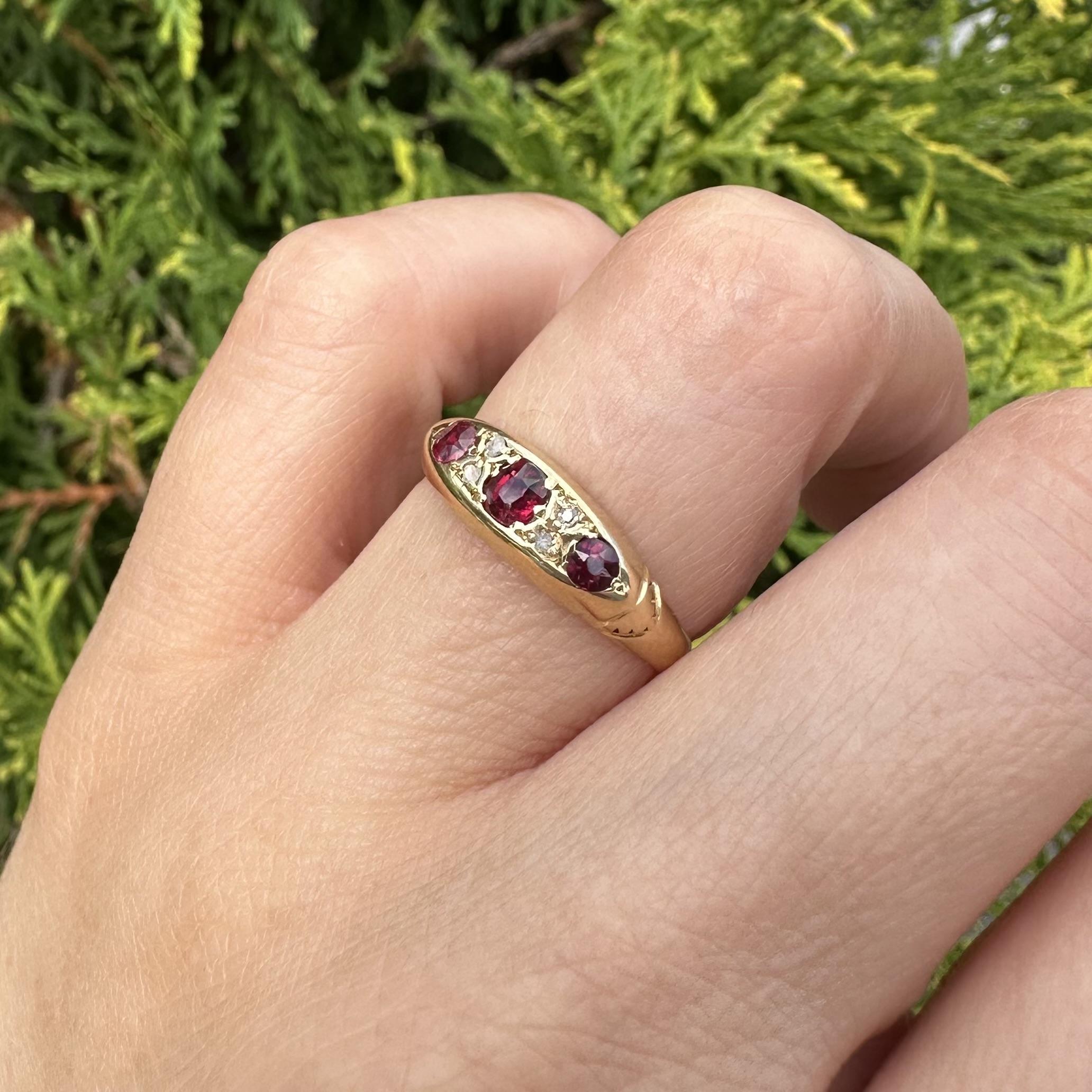 Antico anello vittoriano inglese in oro giallo 18 carati con pietra rossa e diamanti in vendita 10