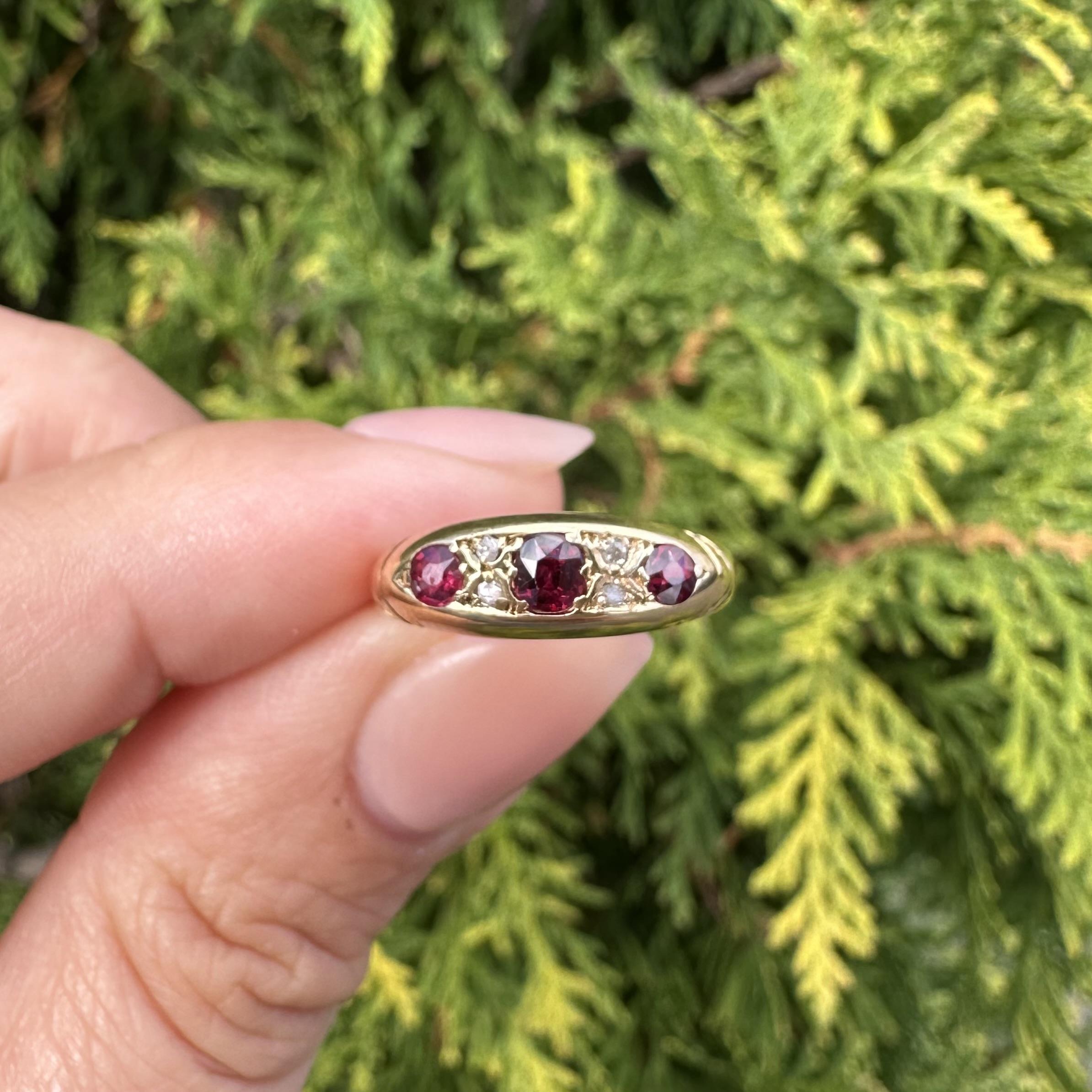 -A. Stone: -
(3) Rubino o Spinello Nature - Taglio rotondo Brilliante - Pave Set - Colore Rosso intenso - 2,6 mm e 3,5 mm (circa) -
(4) Diamante naturale autentico - taglio a rosa - incastonato - bel colore Brilliante

Materiale: Oro giallo
