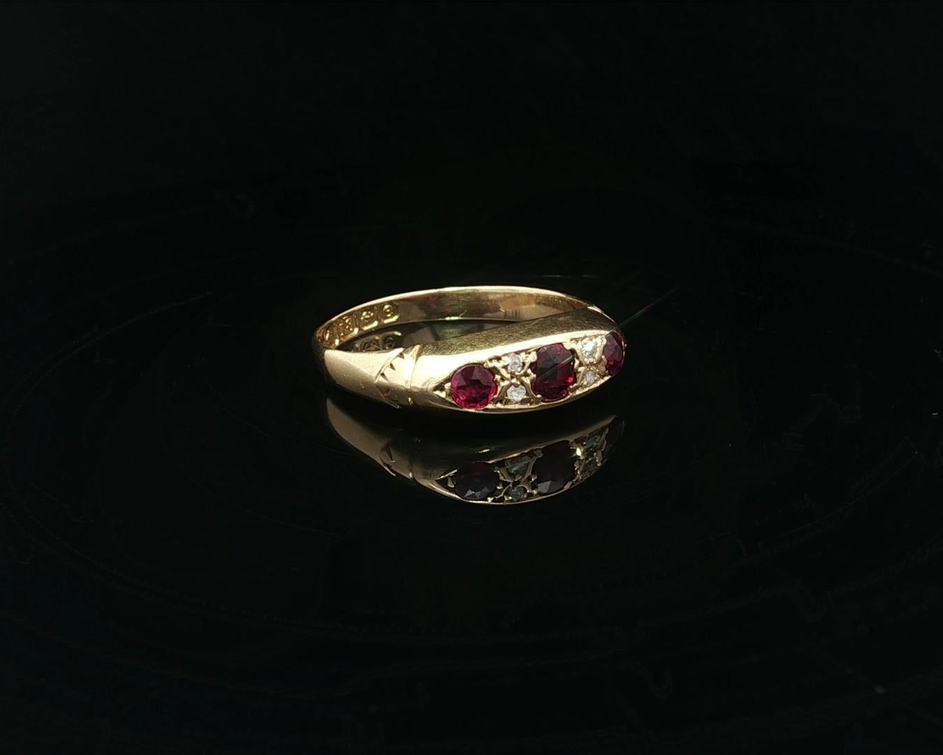 Vittoriano Antico anello vittoriano inglese in oro giallo 18 carati con pietra rossa e diamanti in vendita