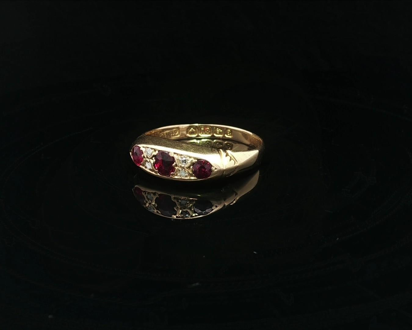 Taglio brillante Antico anello vittoriano inglese in oro giallo 18 carati con pietra rossa e diamanti in vendita