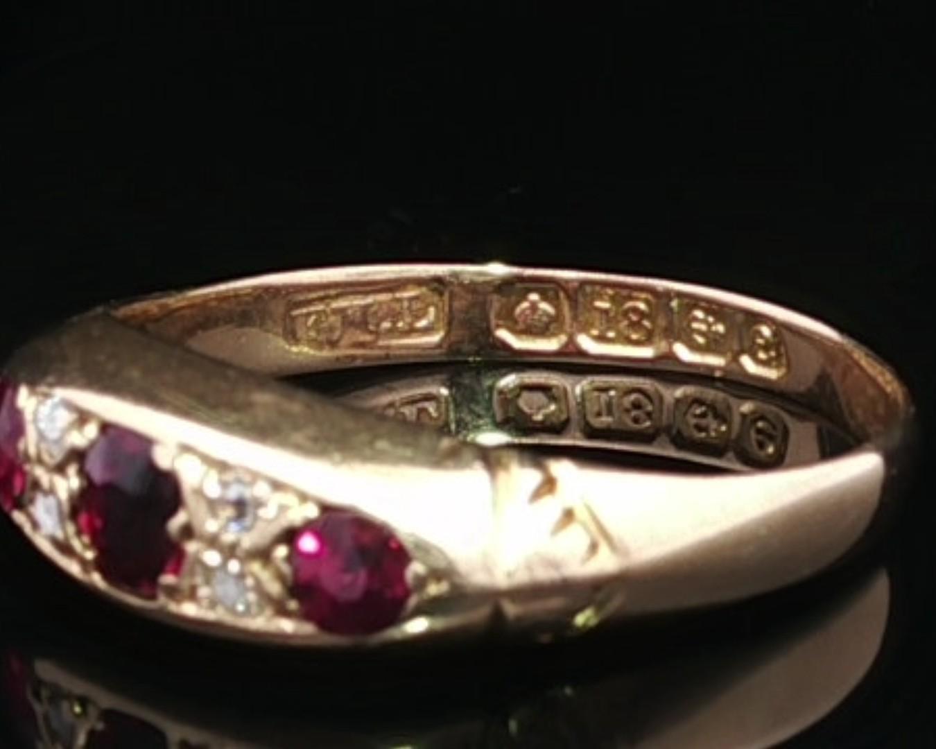 Antico anello vittoriano inglese in oro giallo 18 carati con pietra rossa e diamanti In condizioni ottime in vendita a Montclair, NJ