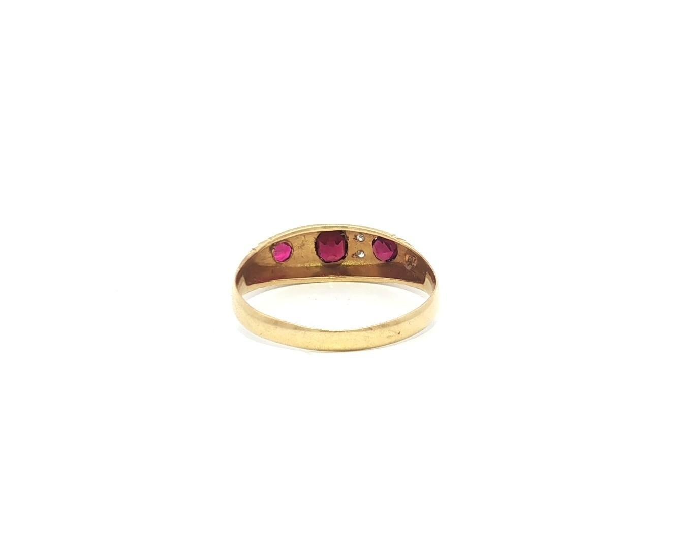 Donna Antico anello vittoriano inglese in oro giallo 18 carati con pietra rossa e diamanti in vendita
