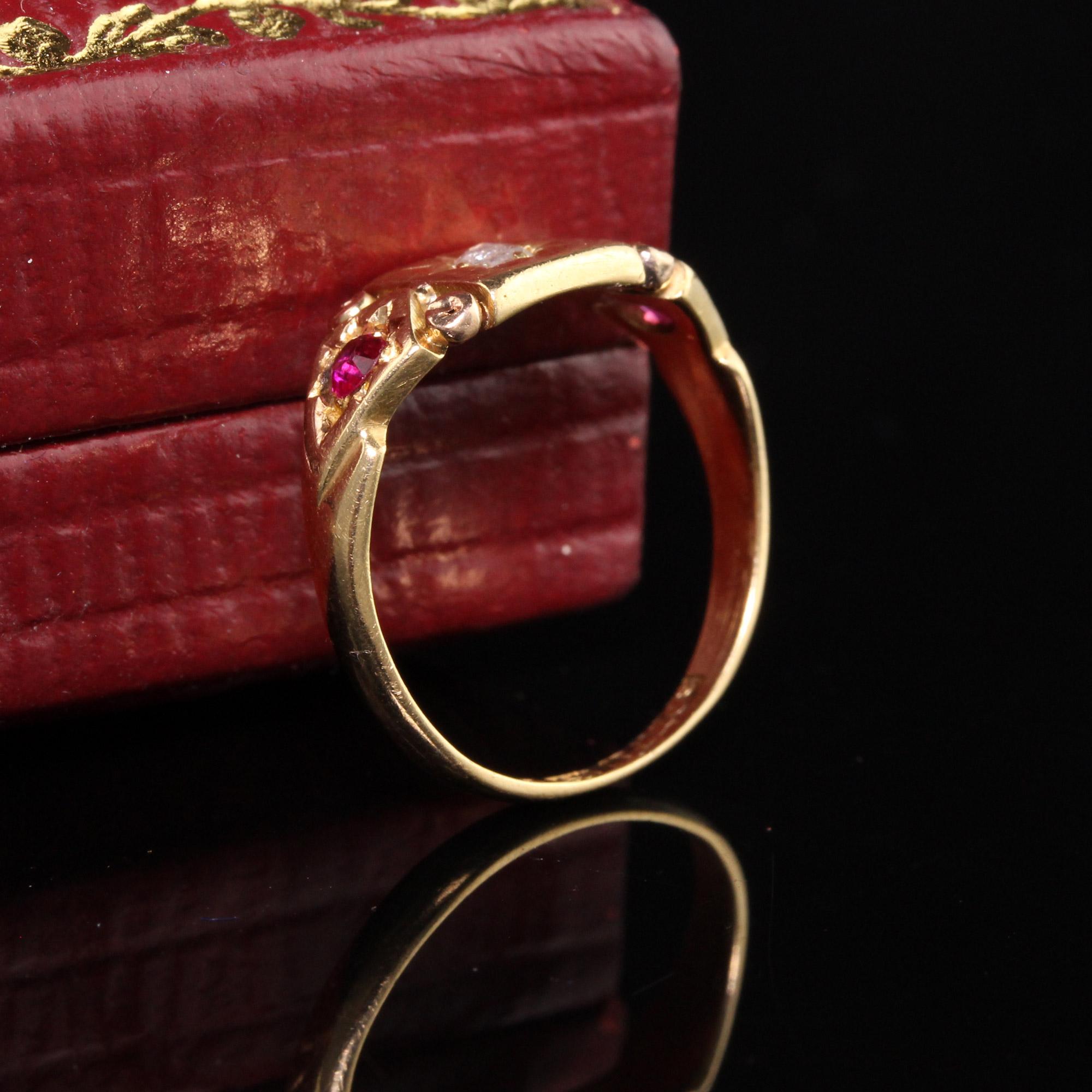 Antiker viktorianischer englischer Ring aus 18 Karat Gelbgold mit Diamanten und Rubinen im Rosenschliff (Viktorianisch) im Angebot