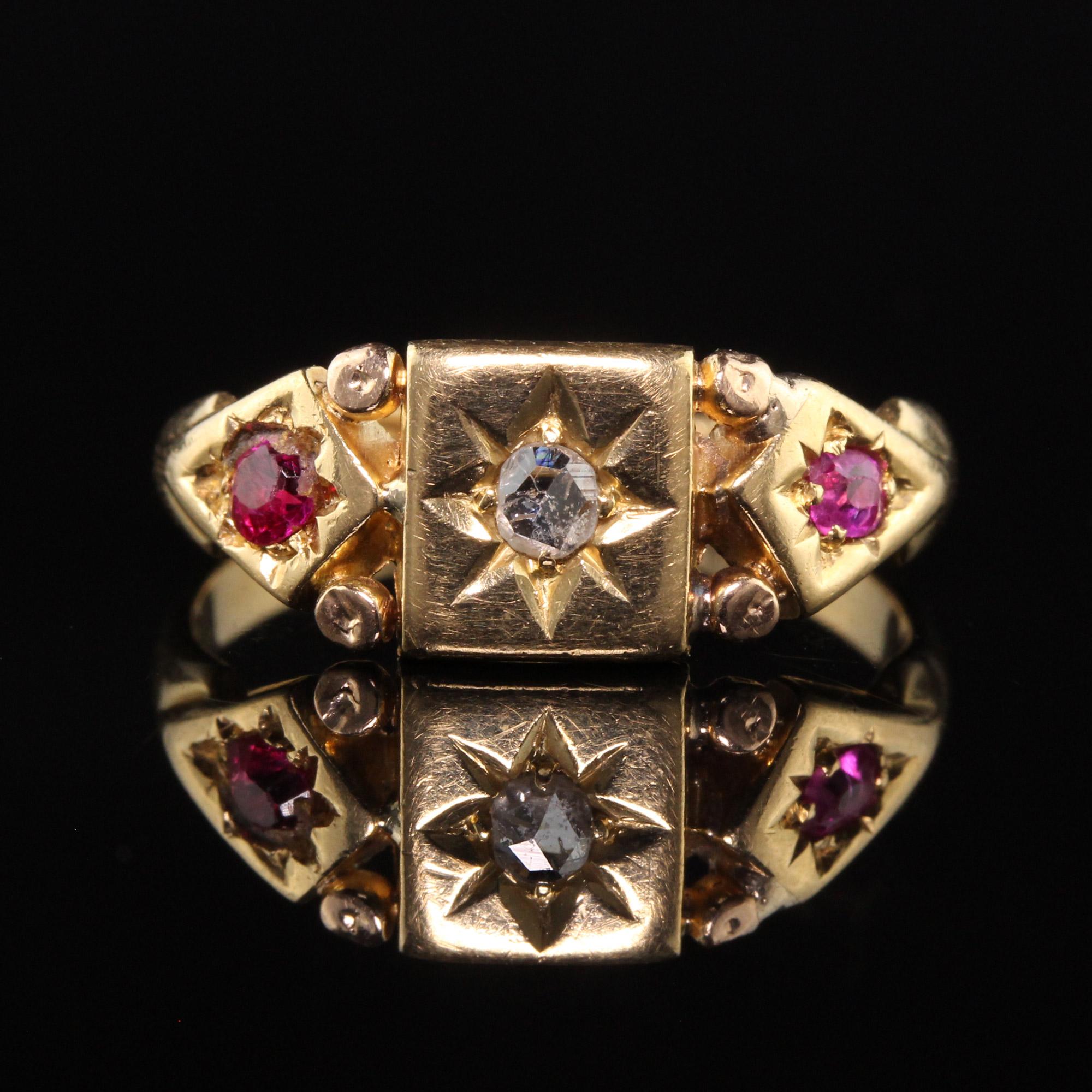 Antiker viktorianischer englischer Ring aus 18 Karat Gelbgold mit Diamanten und Rubinen im Rosenschliff im Zustand „Gut“ im Angebot in Great Neck, NY