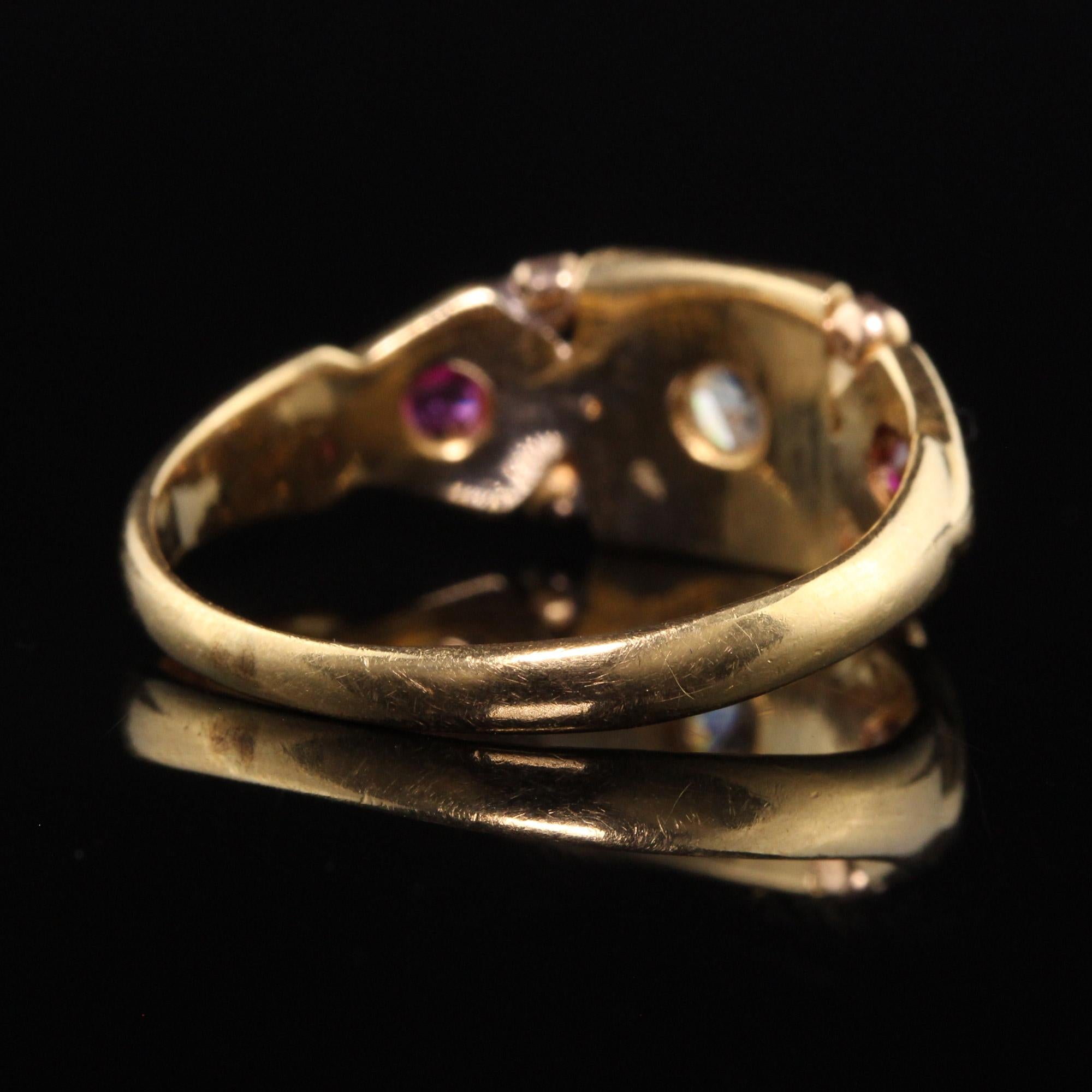 Antiker viktorianischer englischer Ring aus 18 Karat Gelbgold mit Diamanten und Rubinen im Rosenschliff Damen im Angebot