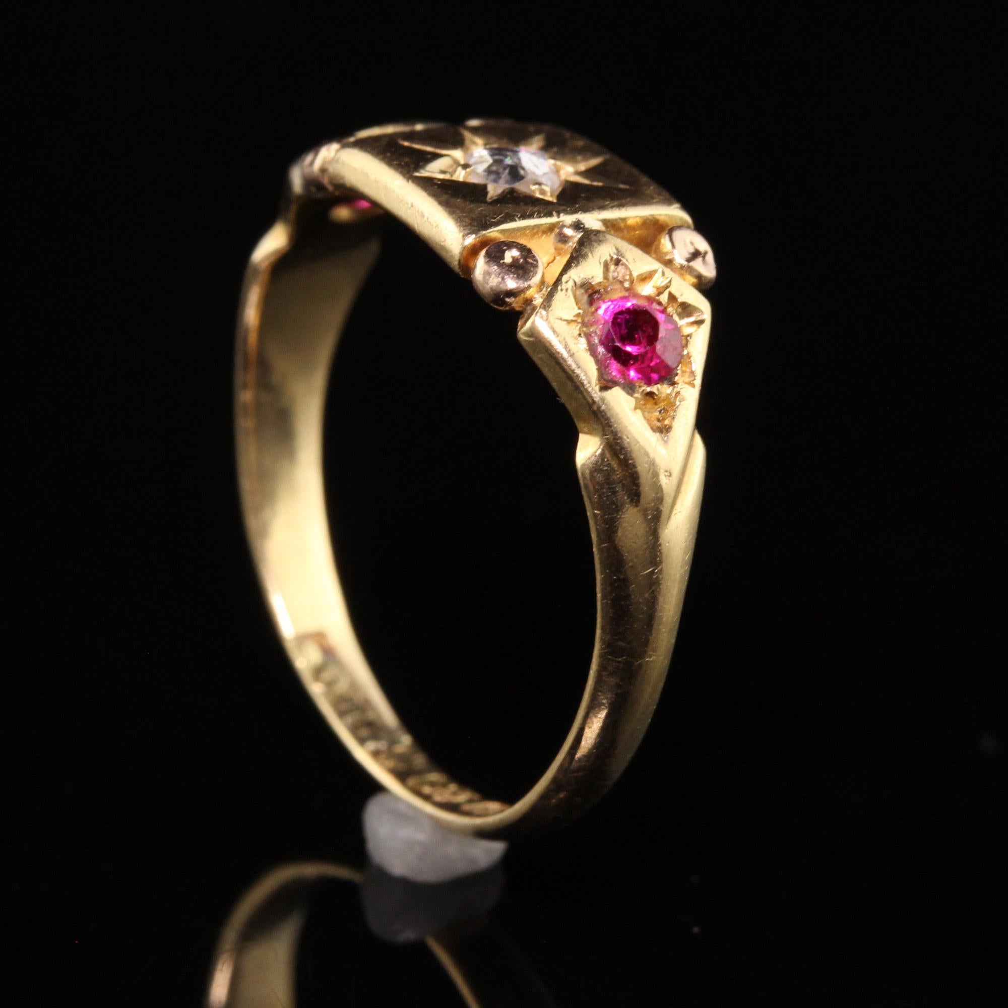 Antiker viktorianischer englischer Ring aus 18 Karat Gelbgold mit Diamanten und Rubinen im Rosenschliff im Angebot 1