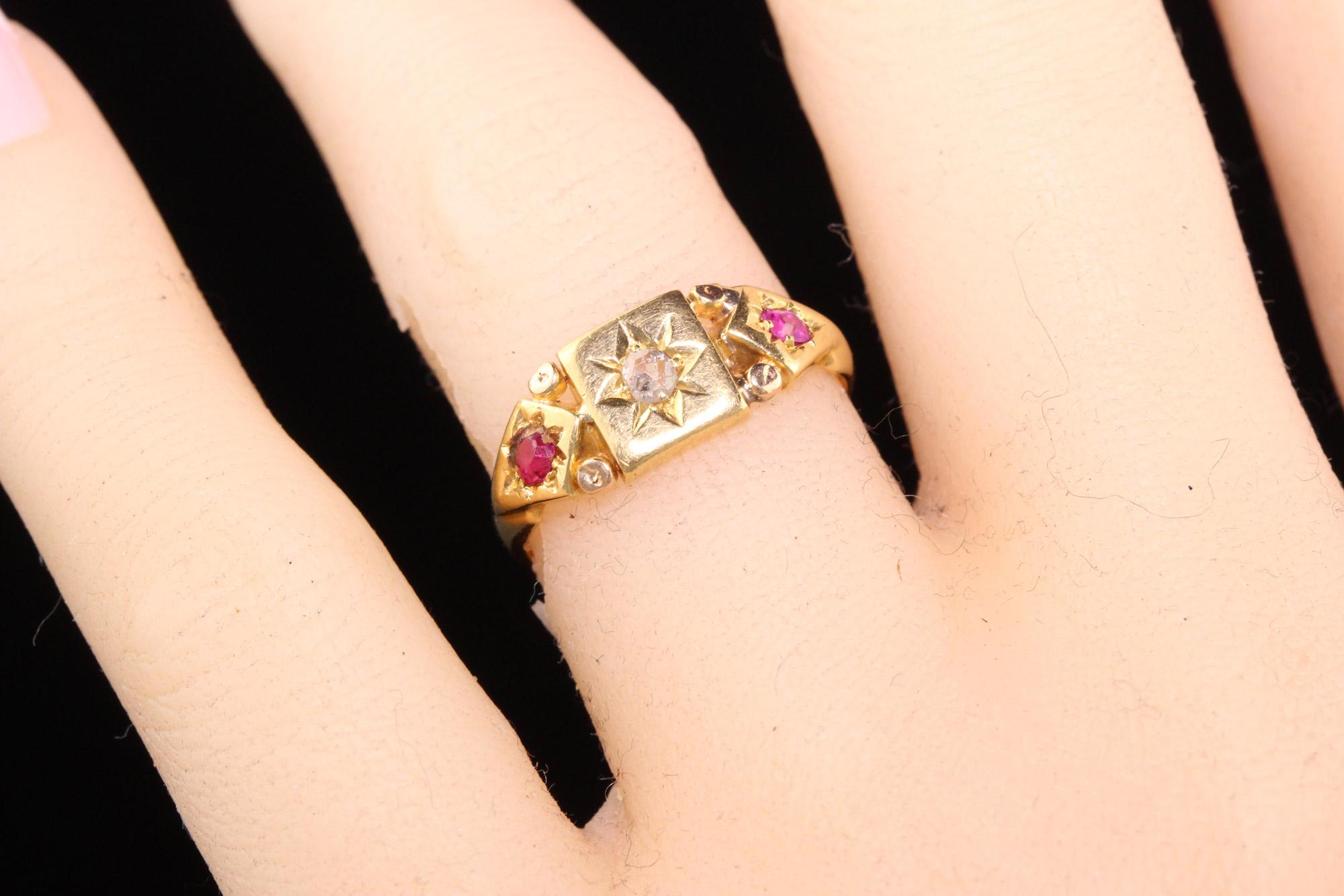 Antiker viktorianischer englischer Ring aus 18 Karat Gelbgold mit Diamanten und Rubinen im Rosenschliff im Angebot 2