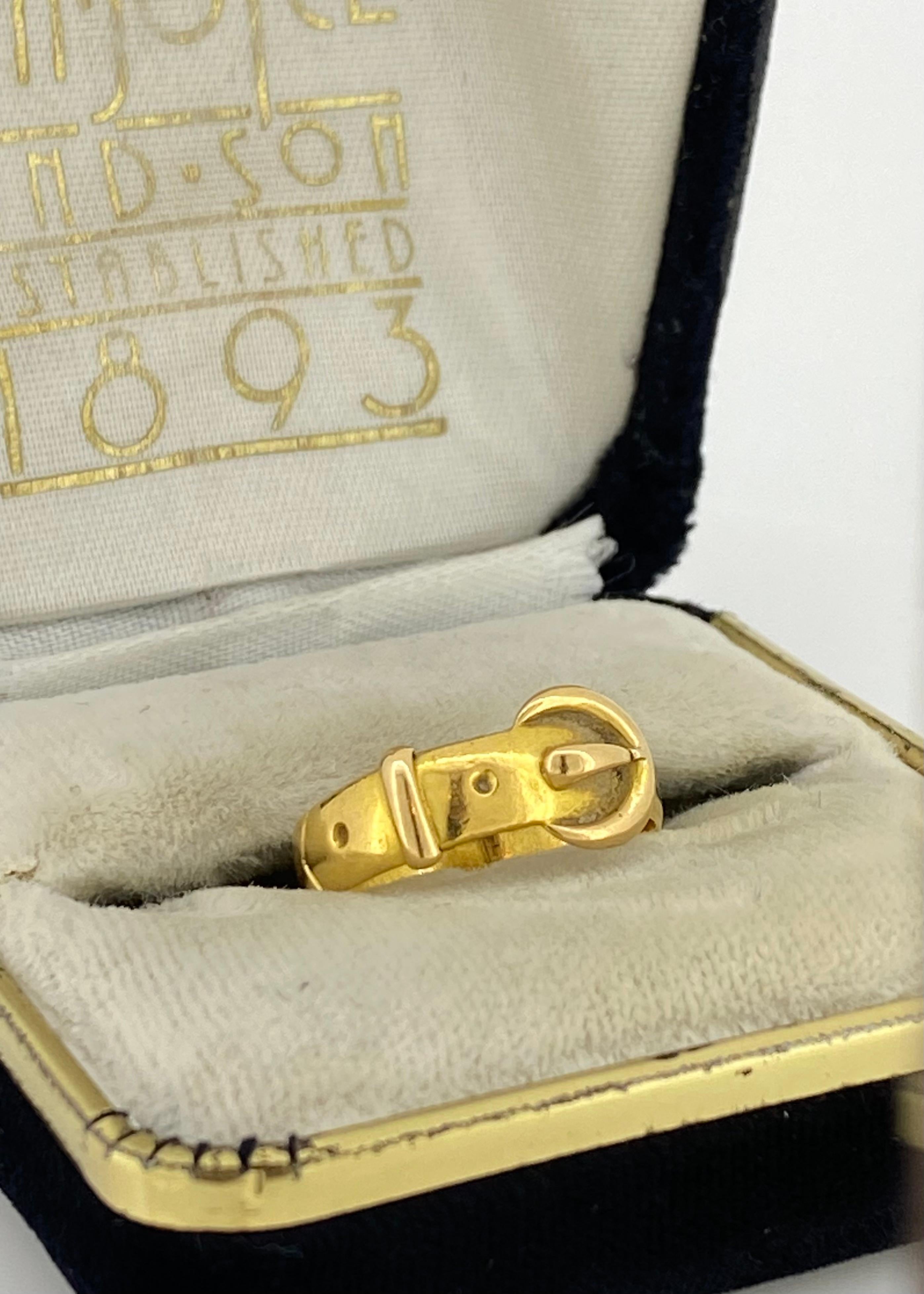 Gefertigt aus 22 Karat Gelbgold, 
der Ring hat die Form eines verschlungenen Gürtels / einer Schnalle 
(durchweg unglaublich detailliert), 
mit einer Bandbreite von 10 mm

Das Stück stammt aus der spätviktorianischen Zeit, 
und doch ist es in