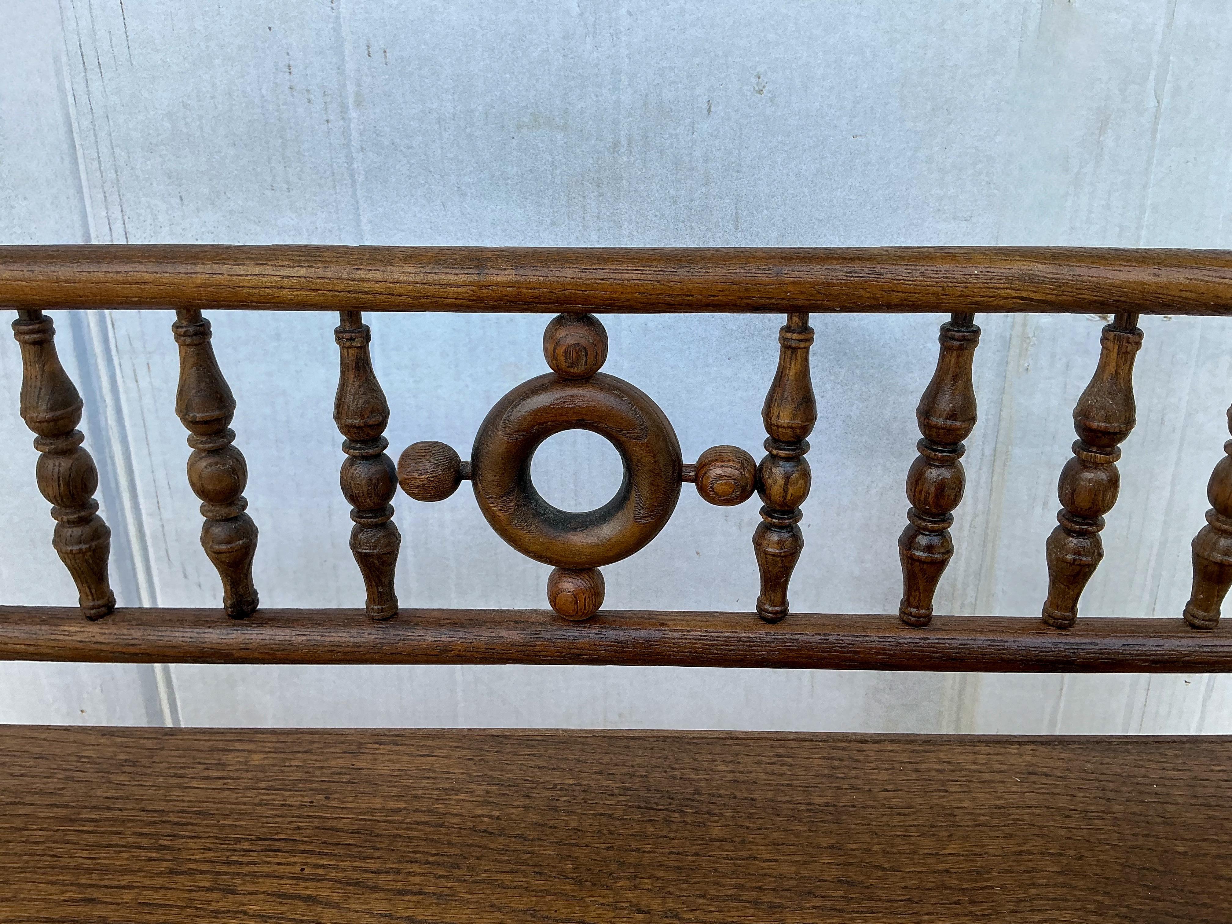 Antique Victorian English Carved Oak Bookcase / Etagere / Shelf In Good Condition In Kennesaw, GA