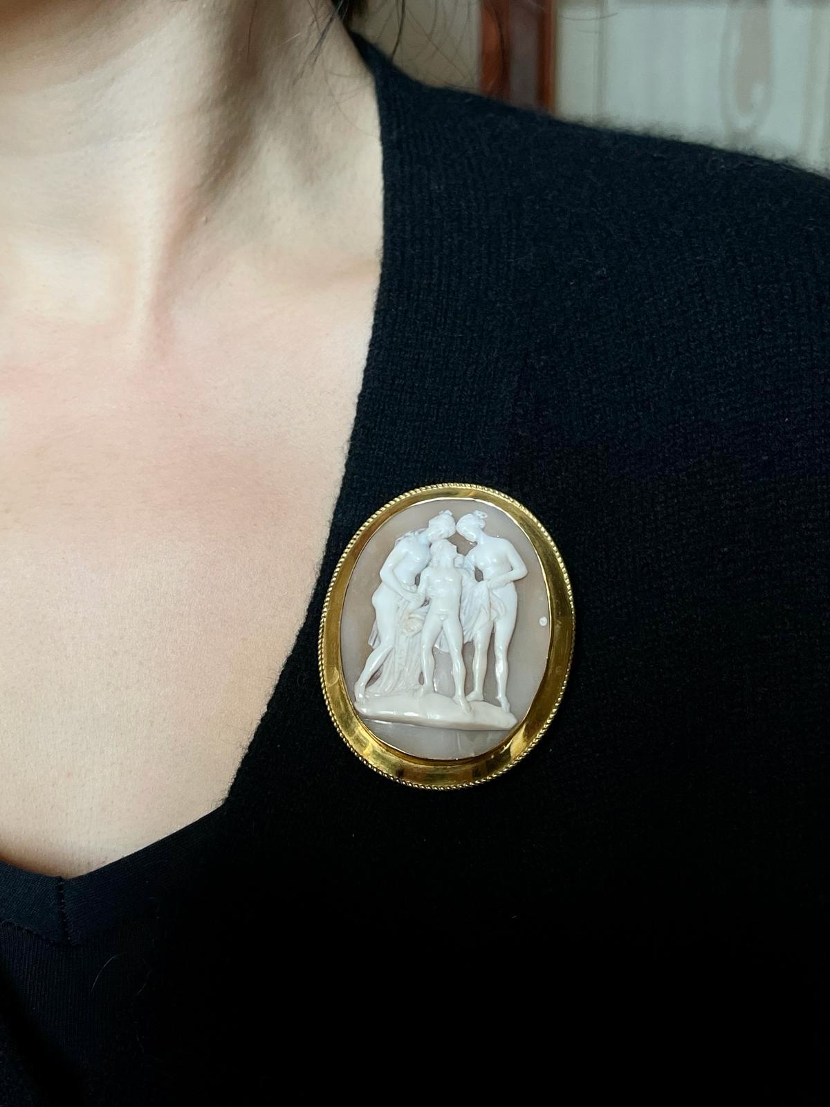 Antique Victorian English Gold Shell Cameo Brooch, C 1860  In Good Condition In Firenze, IT