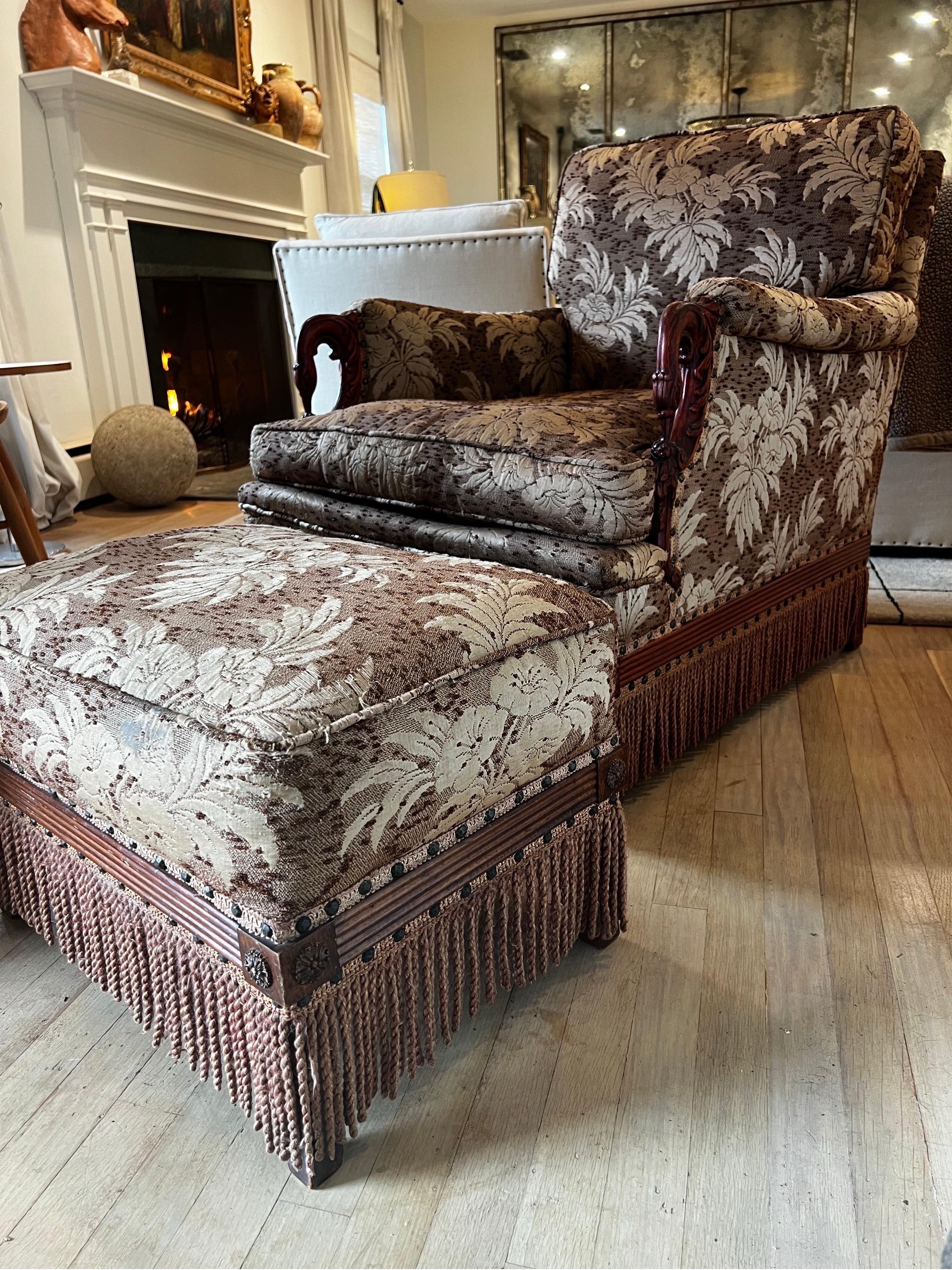 Tissu d'ameublement Ancienne chaise club victorienne en acajou sculpté avec tabouret en vente