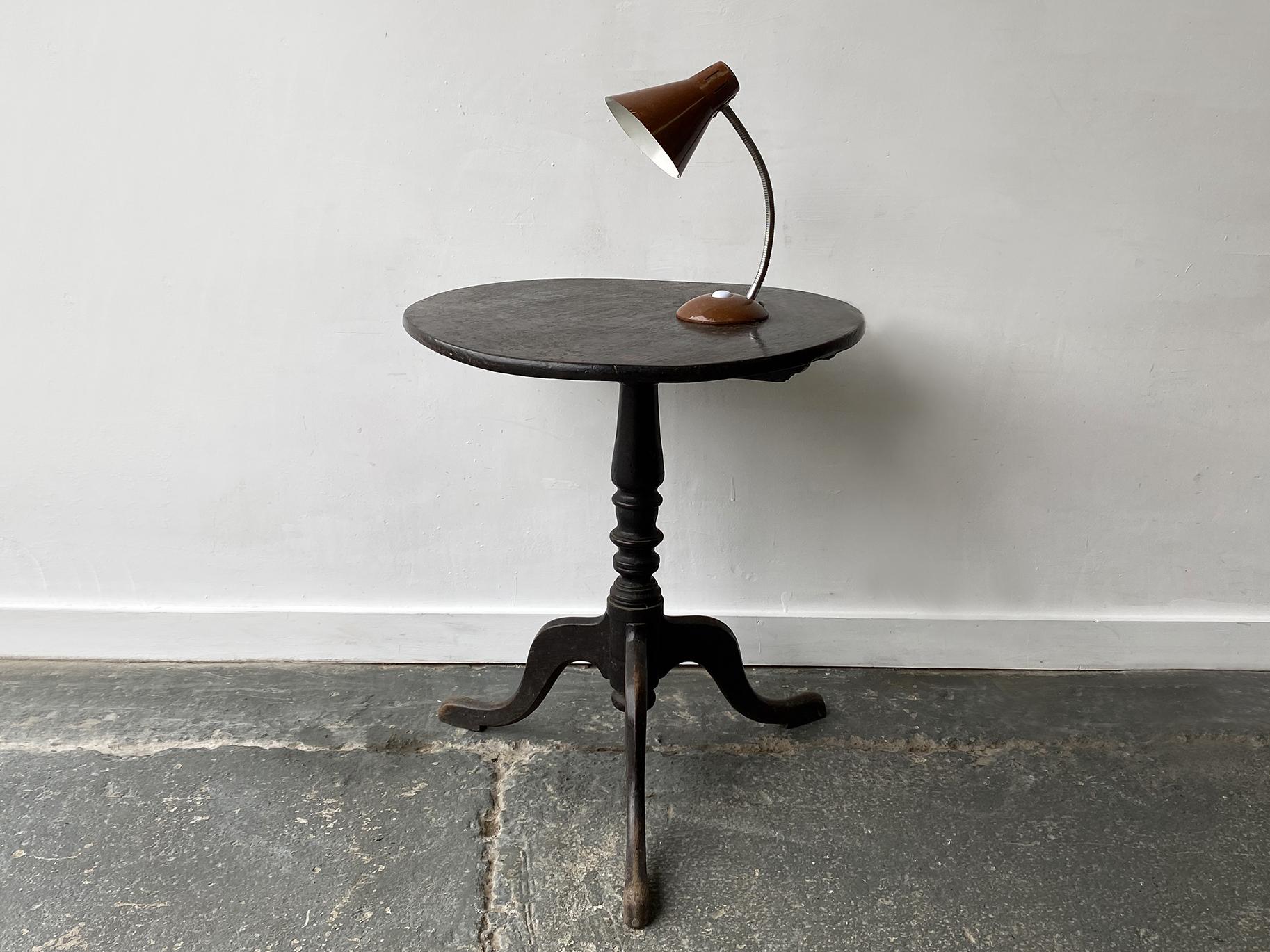 Late Victorian Antique Victorian English oak tilt top table For Sale