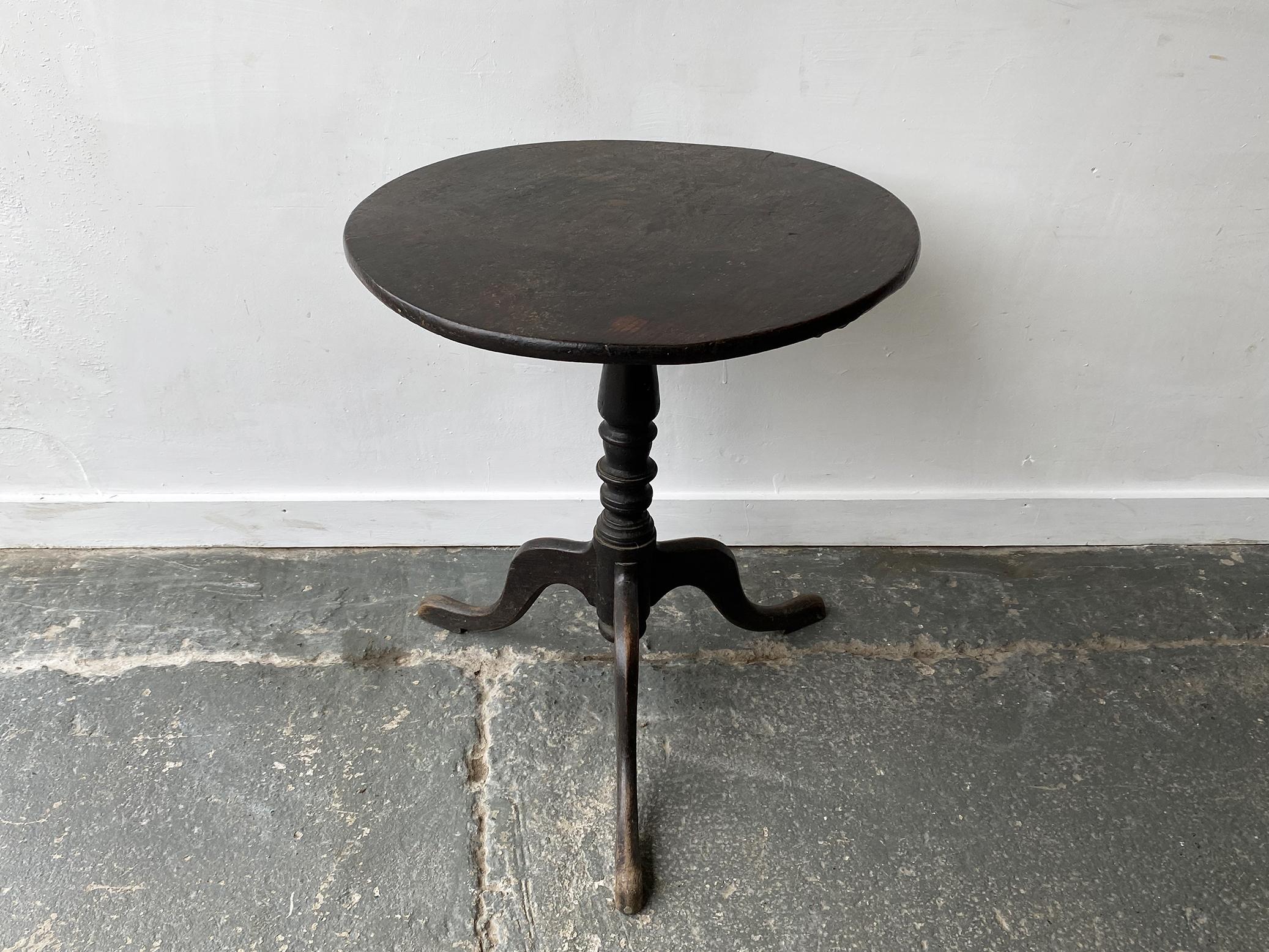 Antique Victorian English oak tilt top table In Good Condition For Sale In London, GB