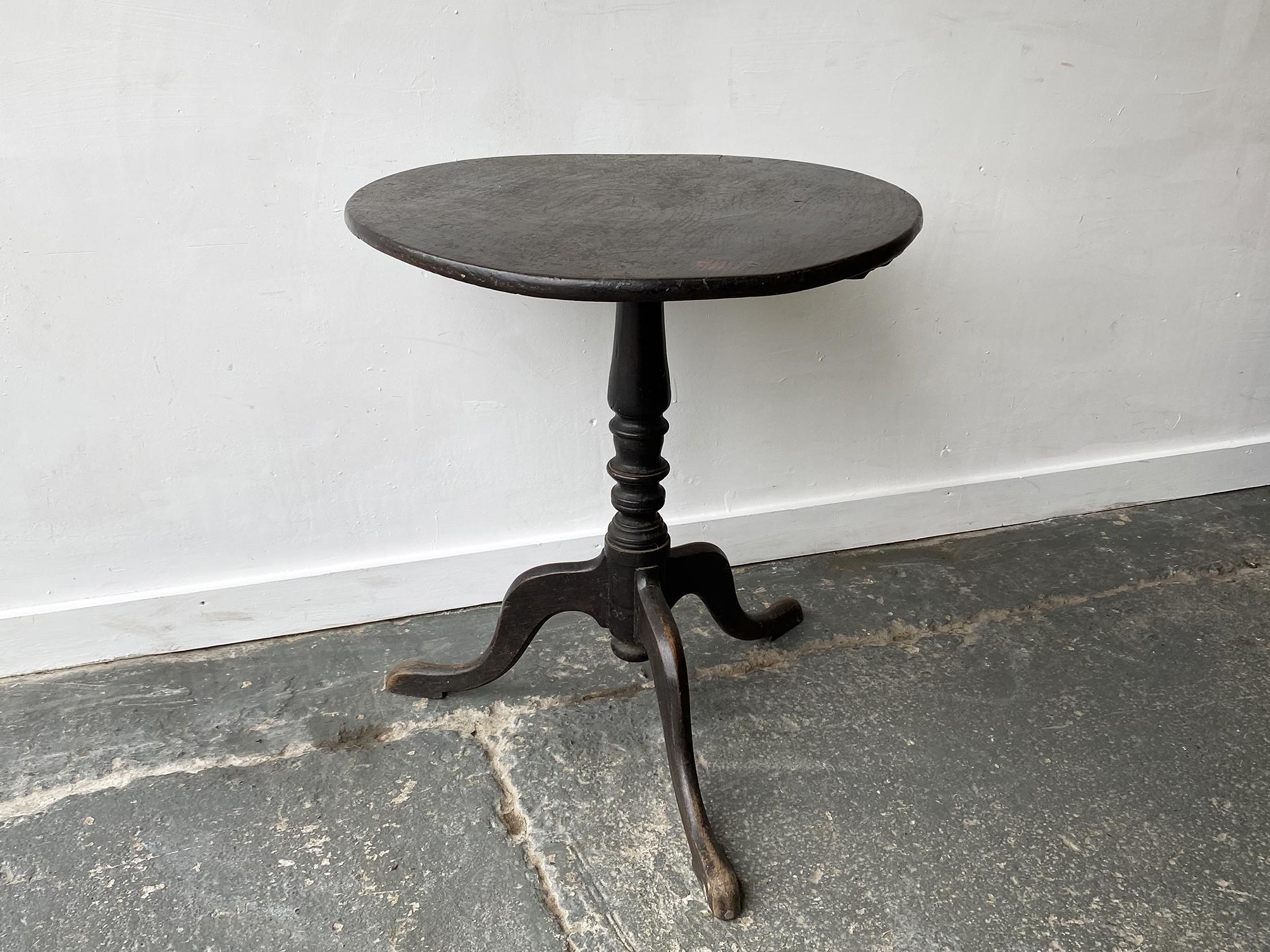 19th Century Antique Victorian English oak tilt top table For Sale