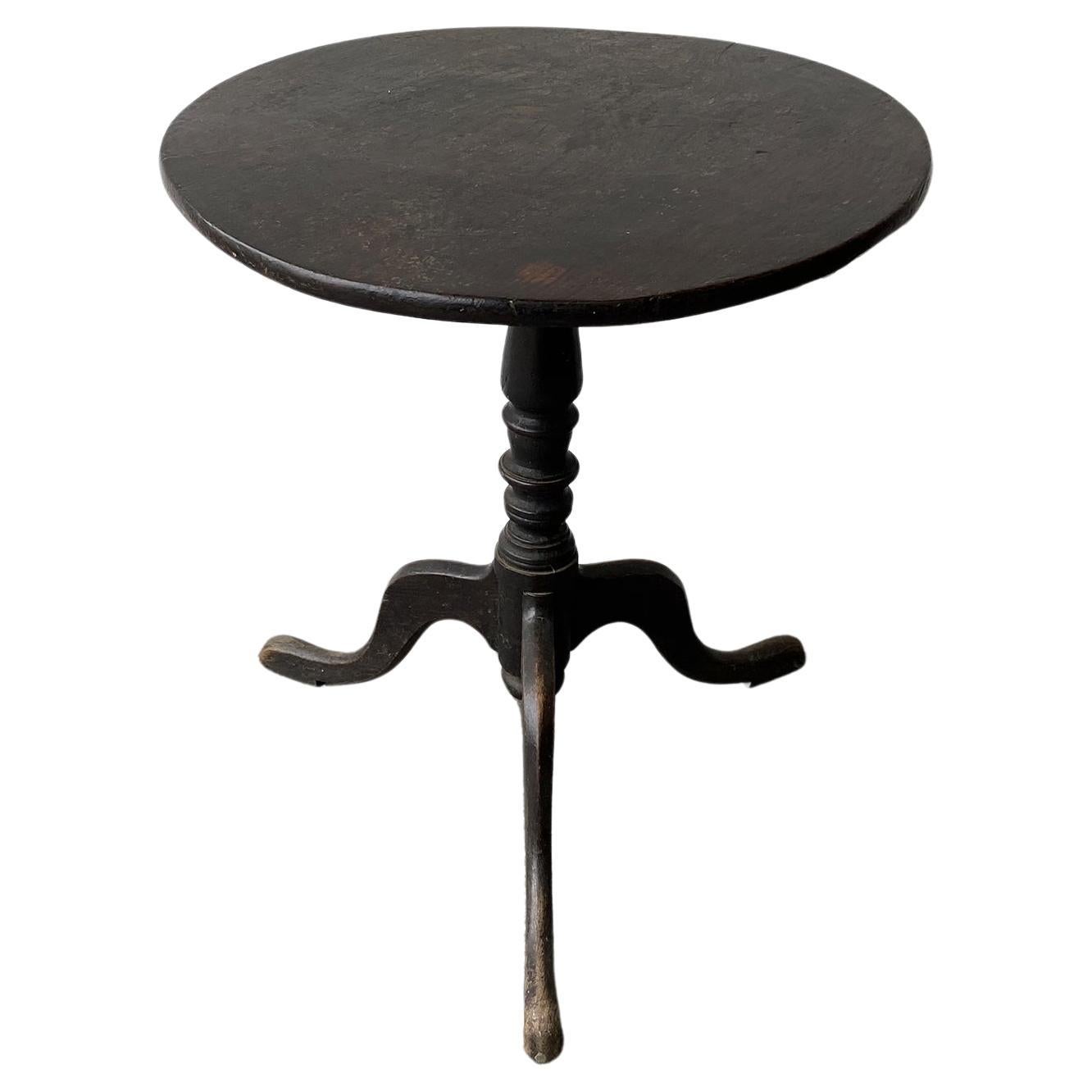 Antique Victorian English oak tilt top table For Sale