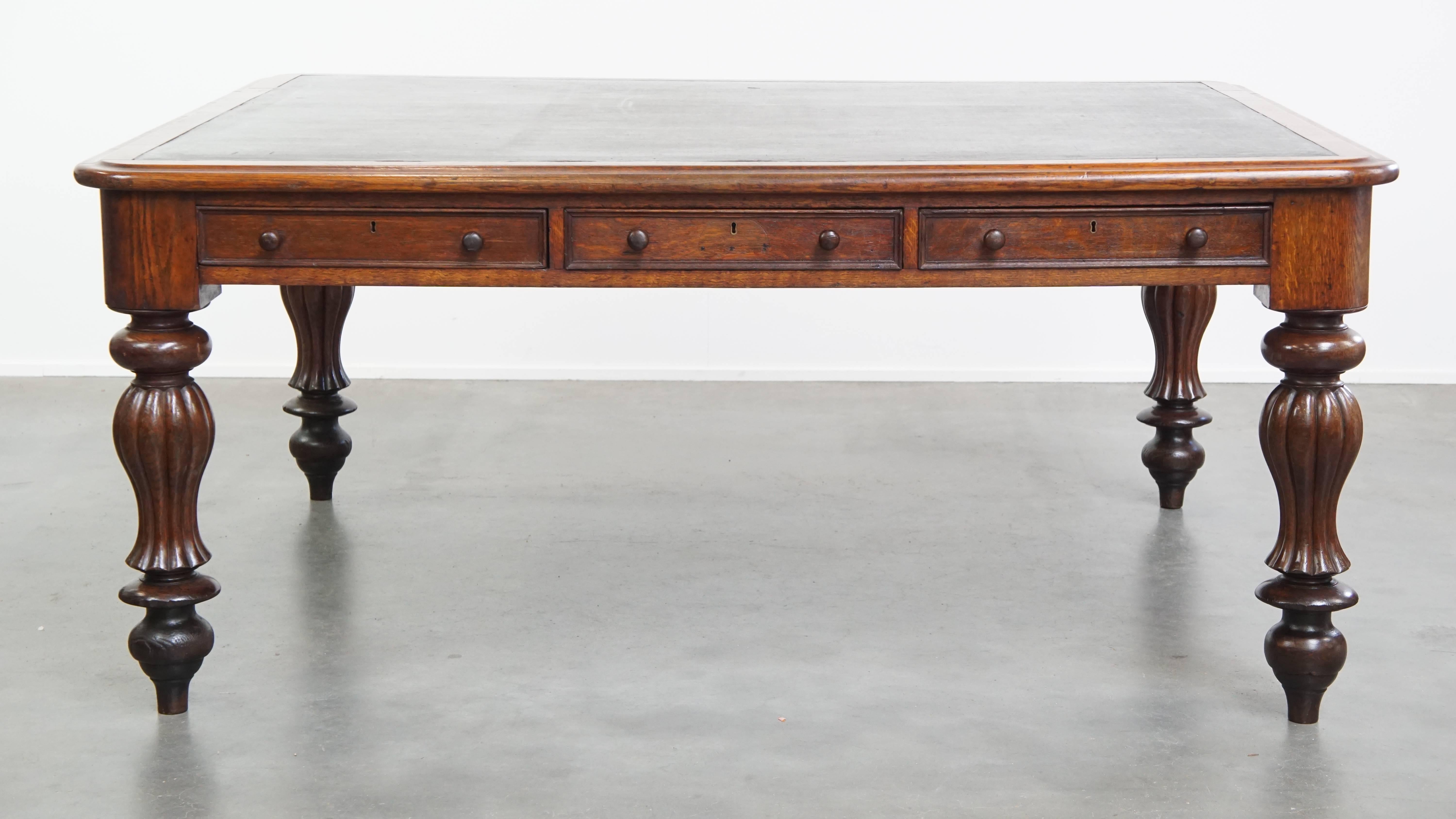 Antique Victorian English Oak Writing Desk / Partner Desk with a Leather Top In Good Condition For Sale In Harderwijk, NL