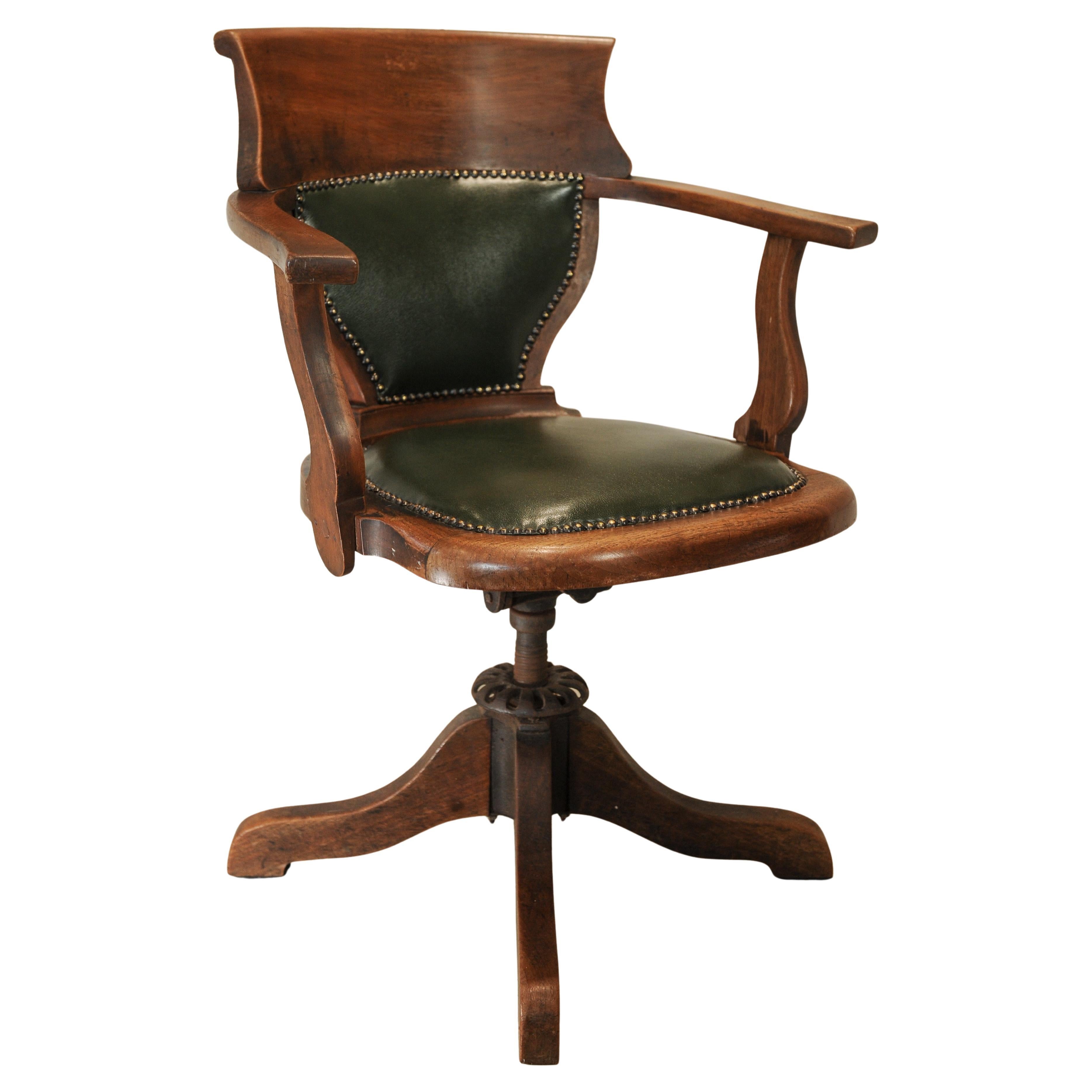 Un buen ejemplo de una antigua silla de escritorio inglesa victoriana de cuero verde y roble, de altura regulable y giratoria


Silla de escritorio 2025 31 GD

Silla en la posición más baja 
Altura mínima 80 cm
Anchura hasta el borde de los brazos