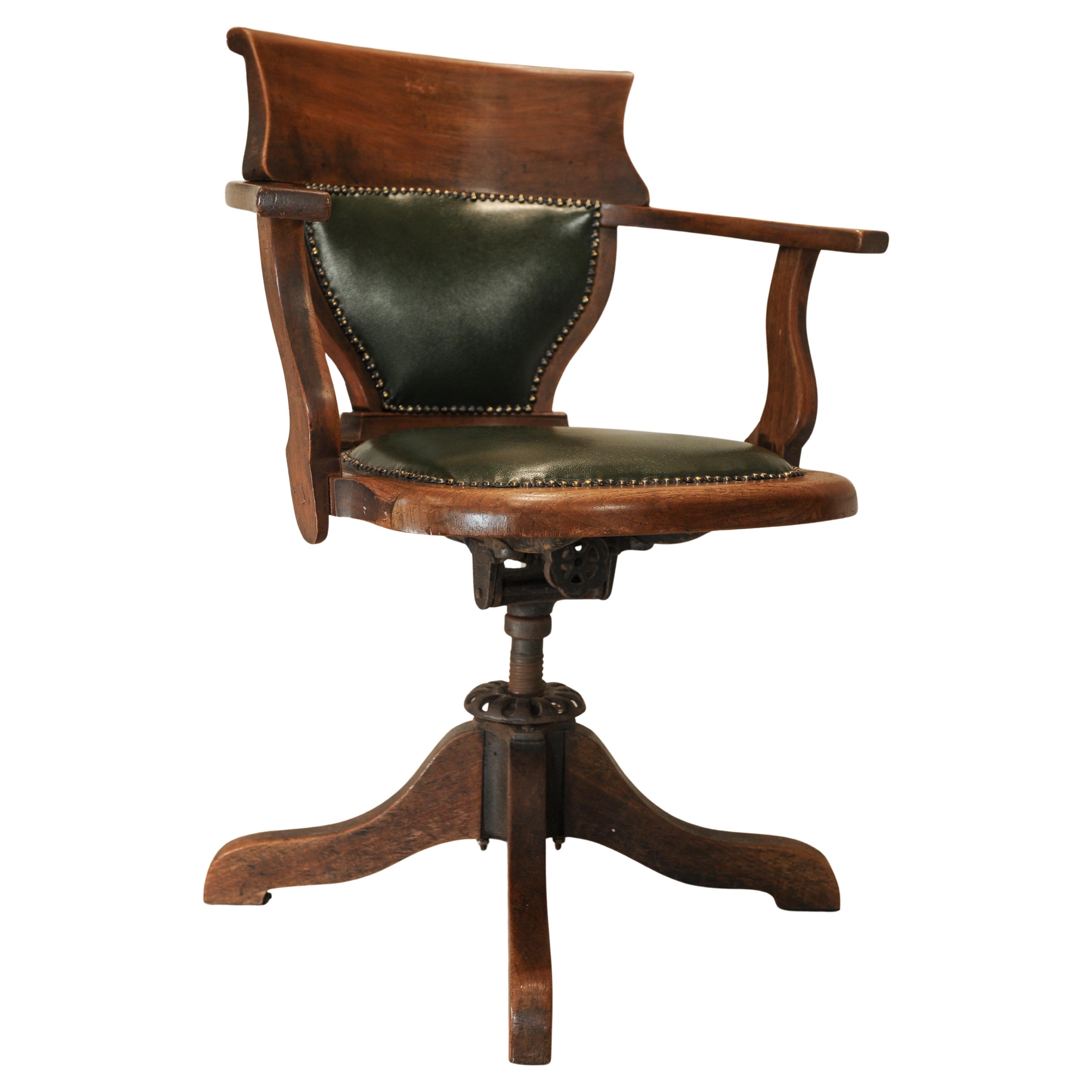 Silla de escritorio giratoria antigua victoriana inglesa de cuero verde y roble Británico en venta
