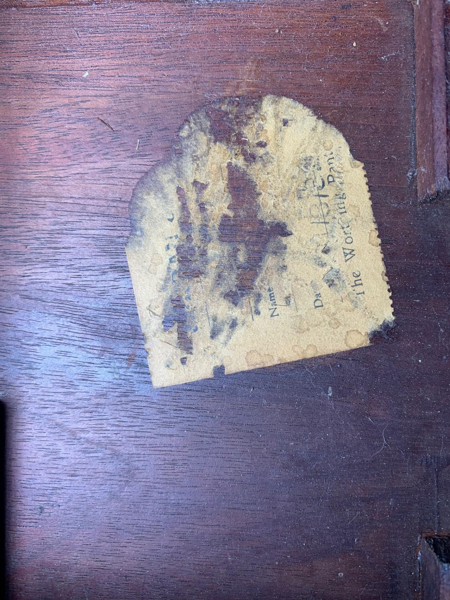 Ancienne bibliothèque anglaise tournante avec plateau de table en acajou flammé incrusté Bon état - En vente à Reading, Berkshire