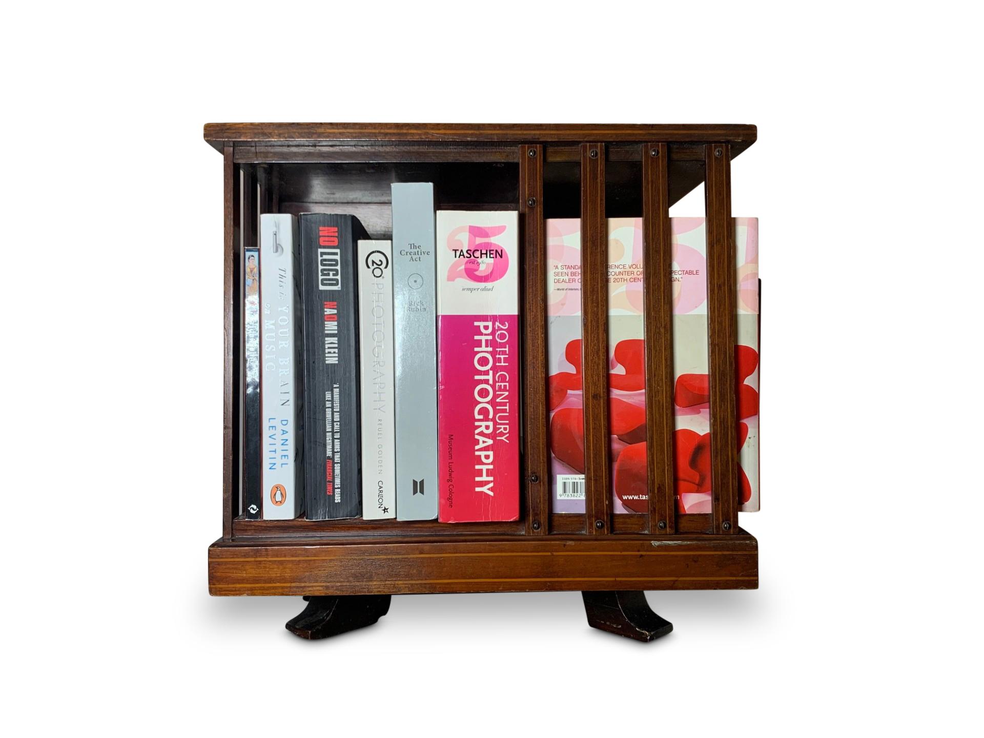 XIXe siècle Ancienne bibliothèque anglaise tournante avec plateau de table en acajou flammé incrusté en vente