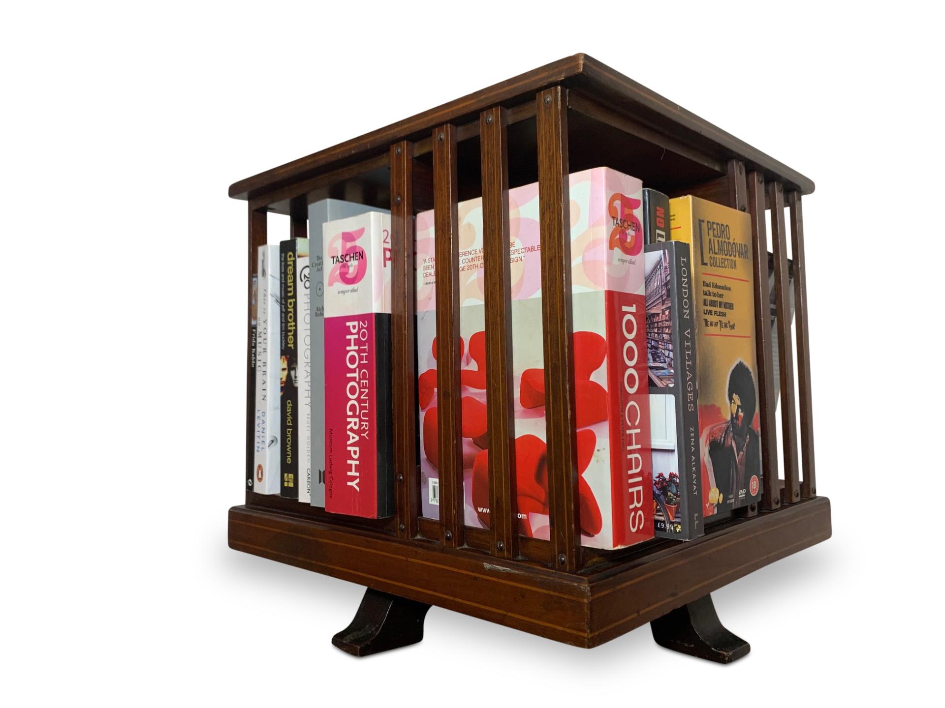 Acajou Ancienne bibliothèque anglaise tournante avec plateau de table en acajou flammé incrusté en vente